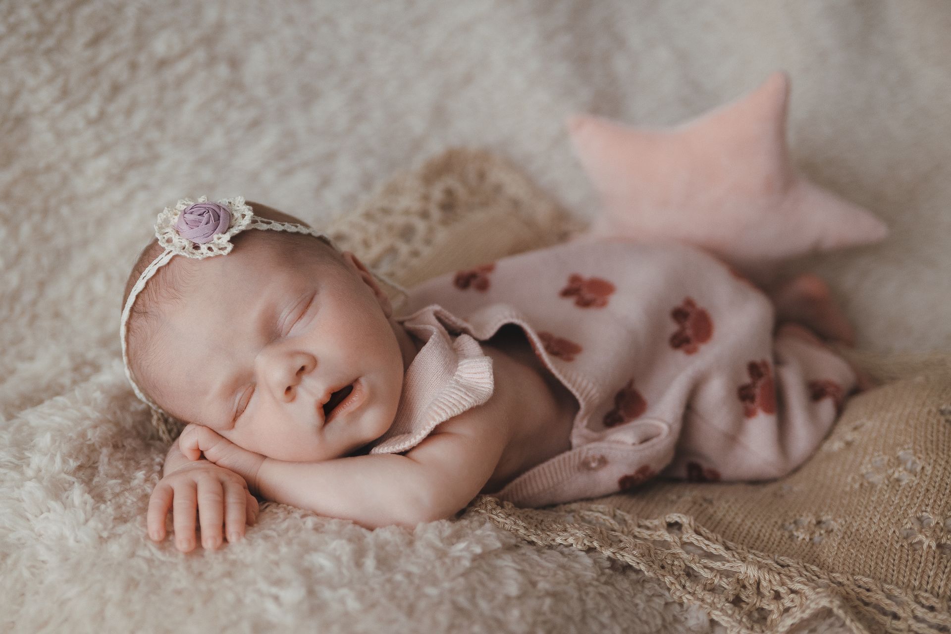 Neugeborenes Baby mit Herzkleidung