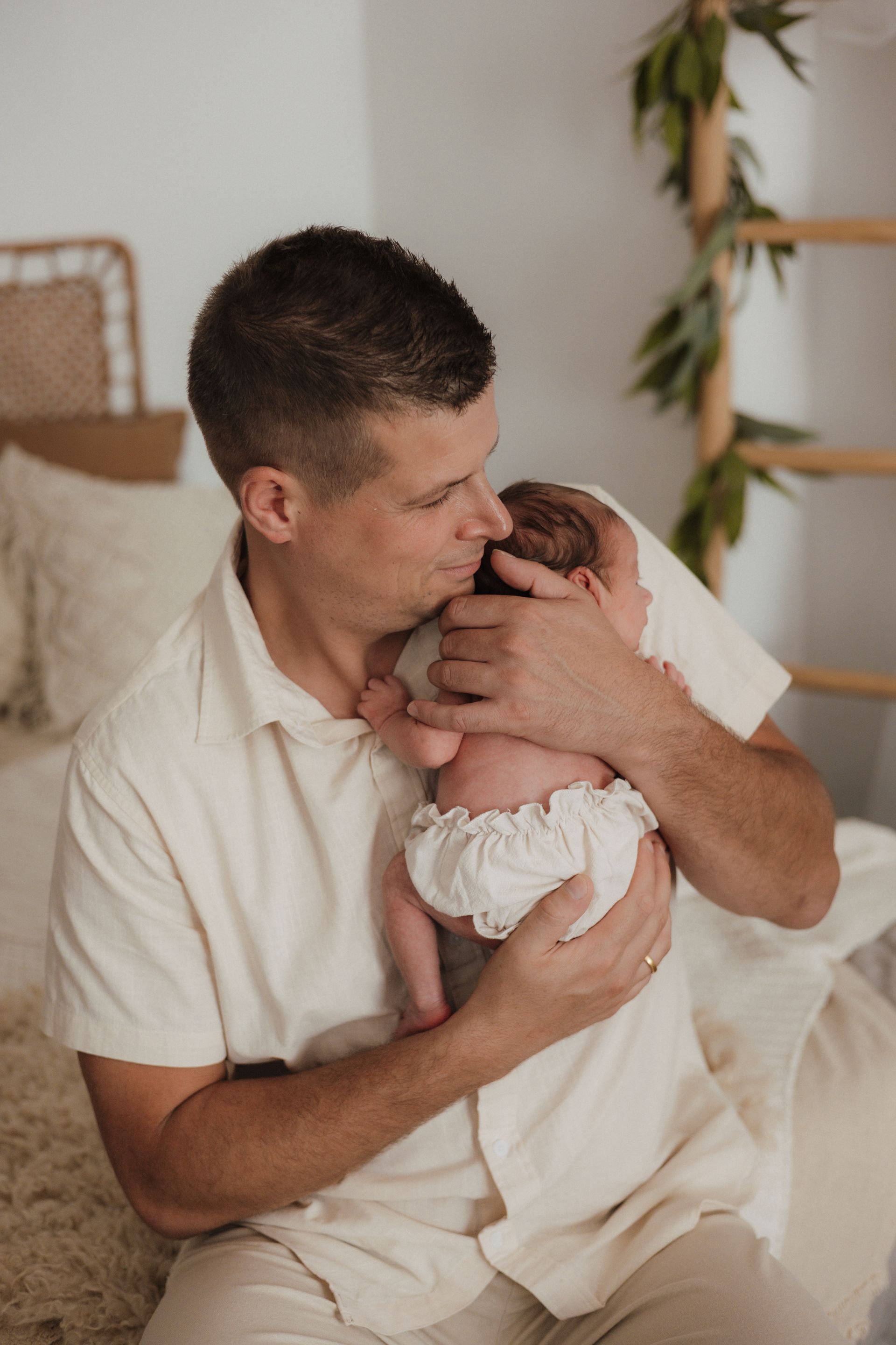 Neugeborenes Baby mit Papa in meinem Babyfotostudio