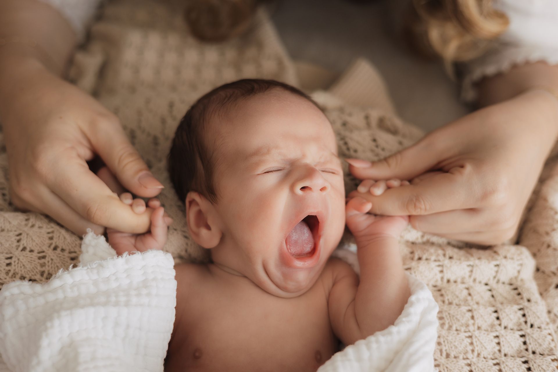 Neugeborenes Baby gähnt herzhaft