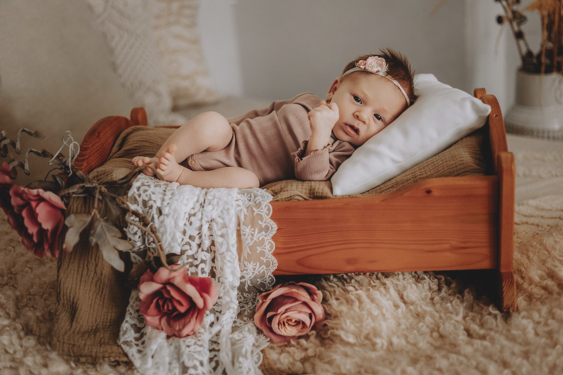 Neugeborenes Baby und einem Rosenbett