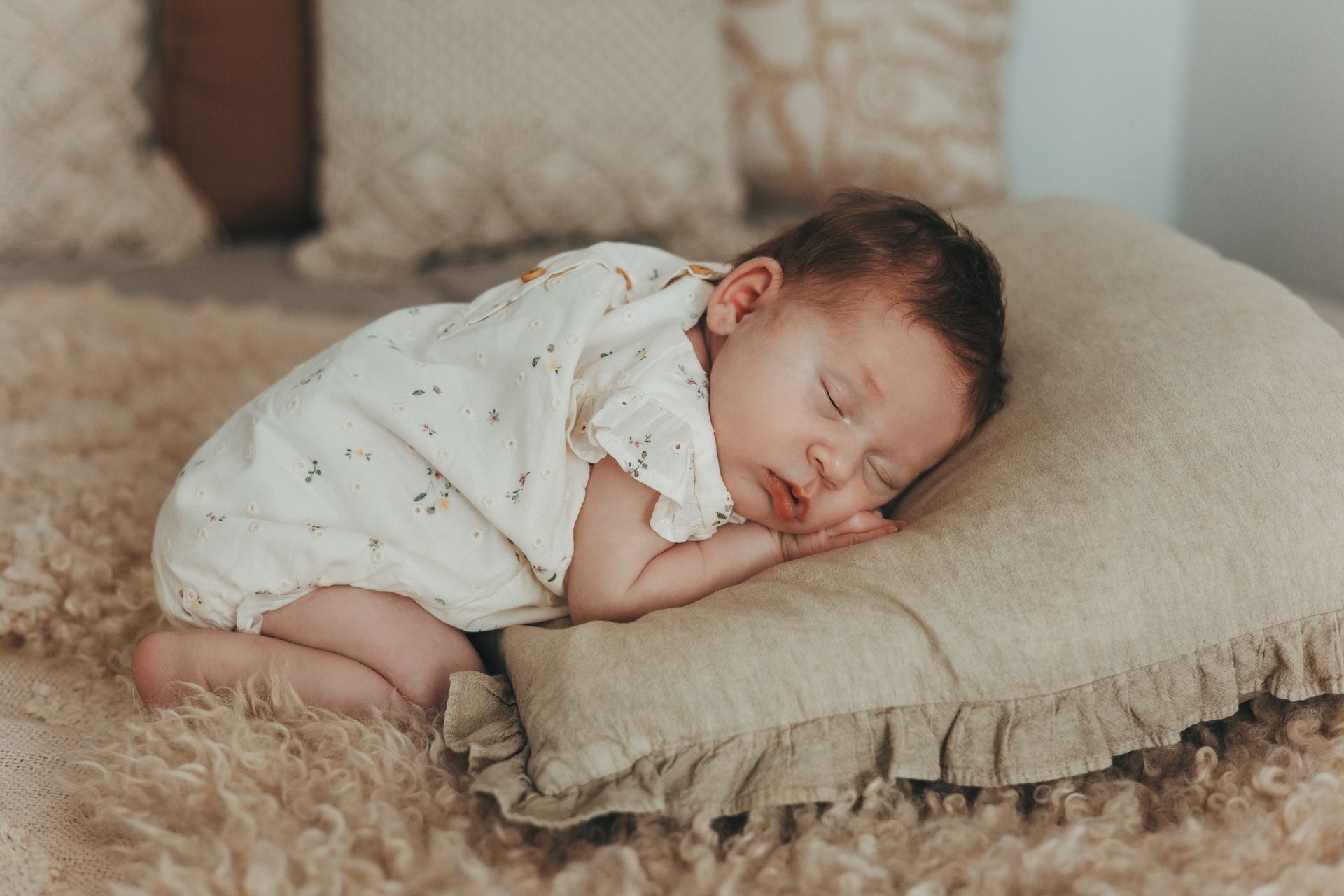 Neugeborenes Baby auf einem großen Kissen