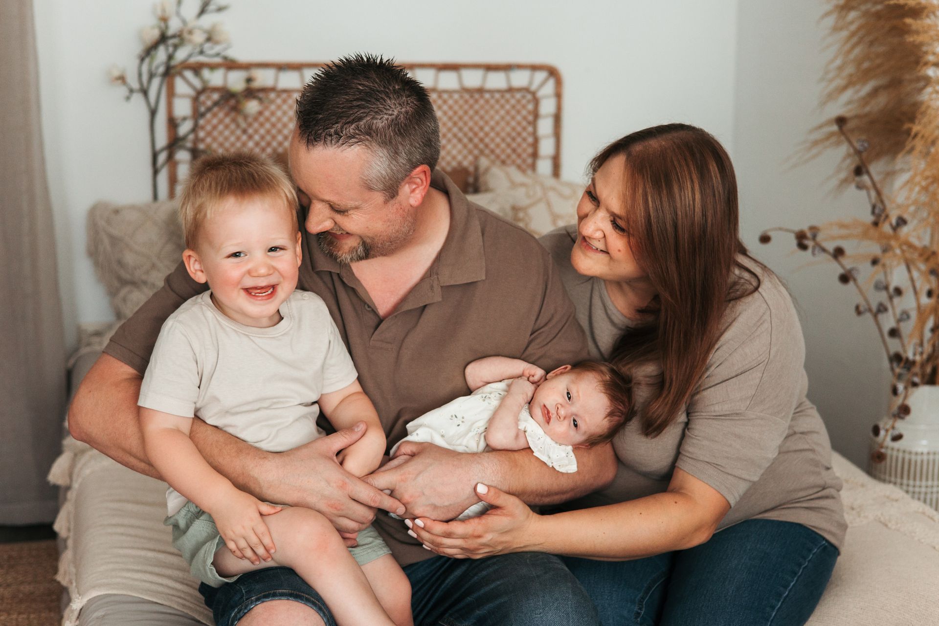 Neugeborenes Baby und die ganze Familie