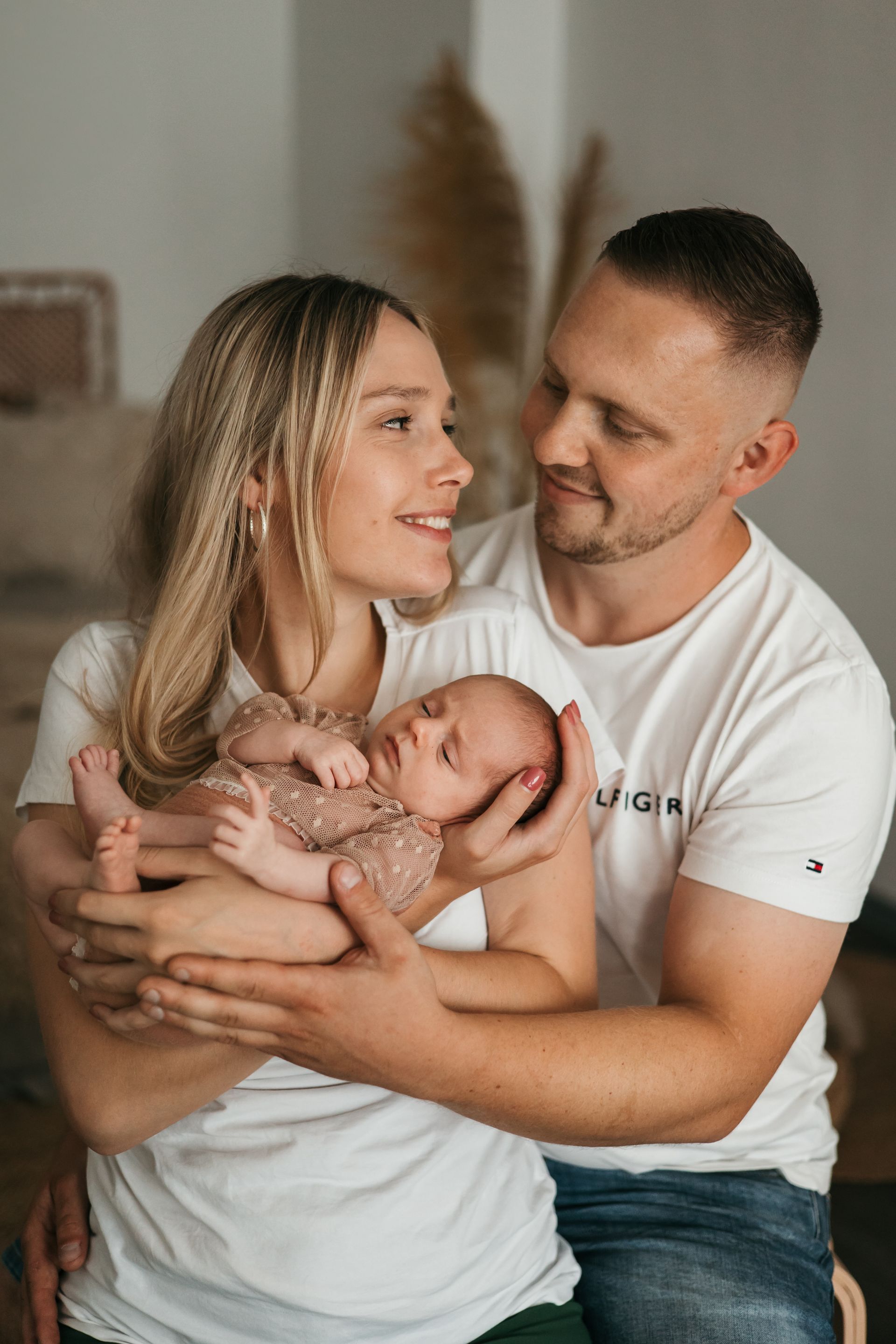 Neugeborenes Baby im Arm der Eltern