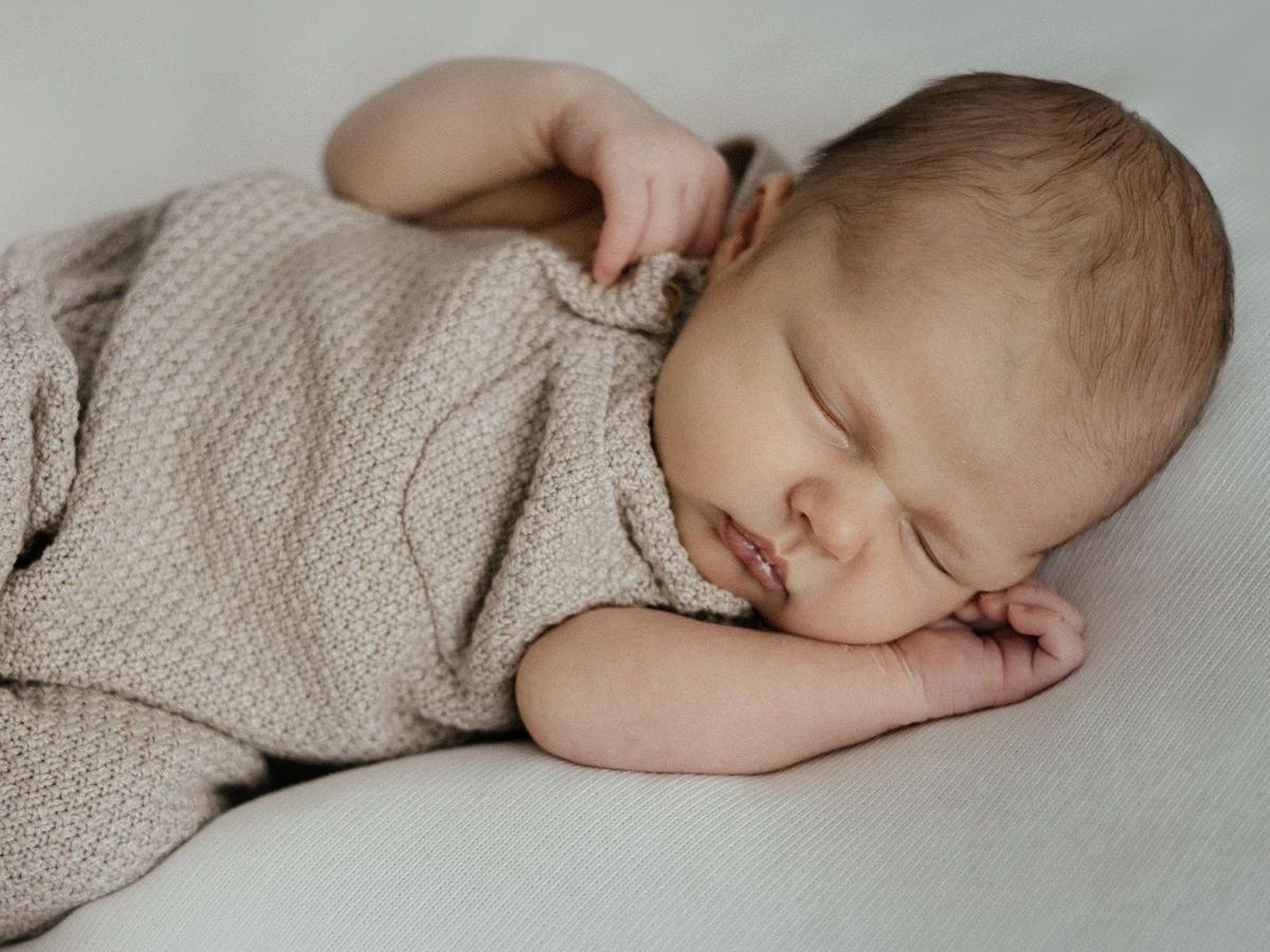 Schlafendes Neugeborenes Babyfotostudio Soest