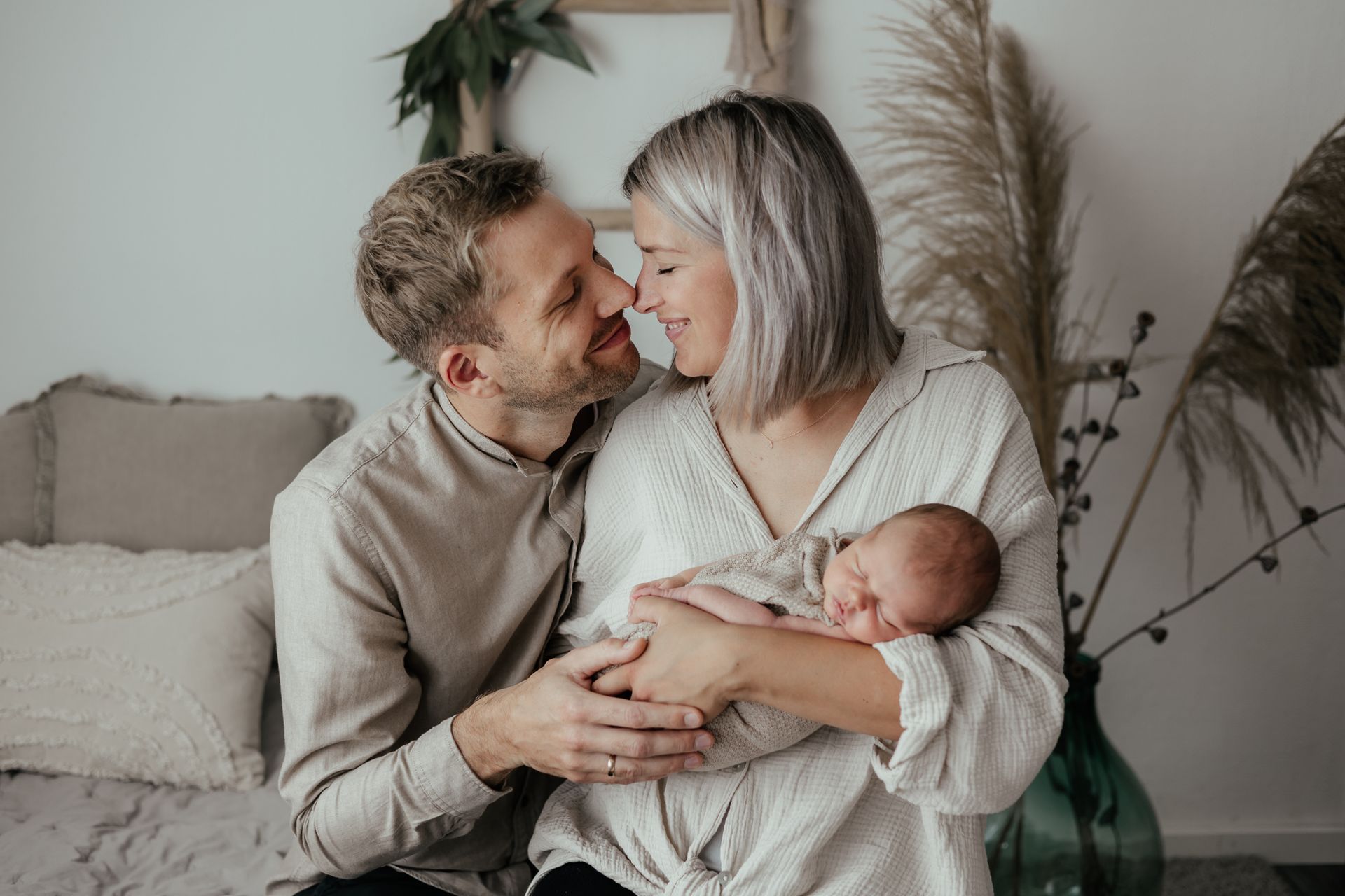 Eltern mit Baby in meinem Babyfotostudio Soest