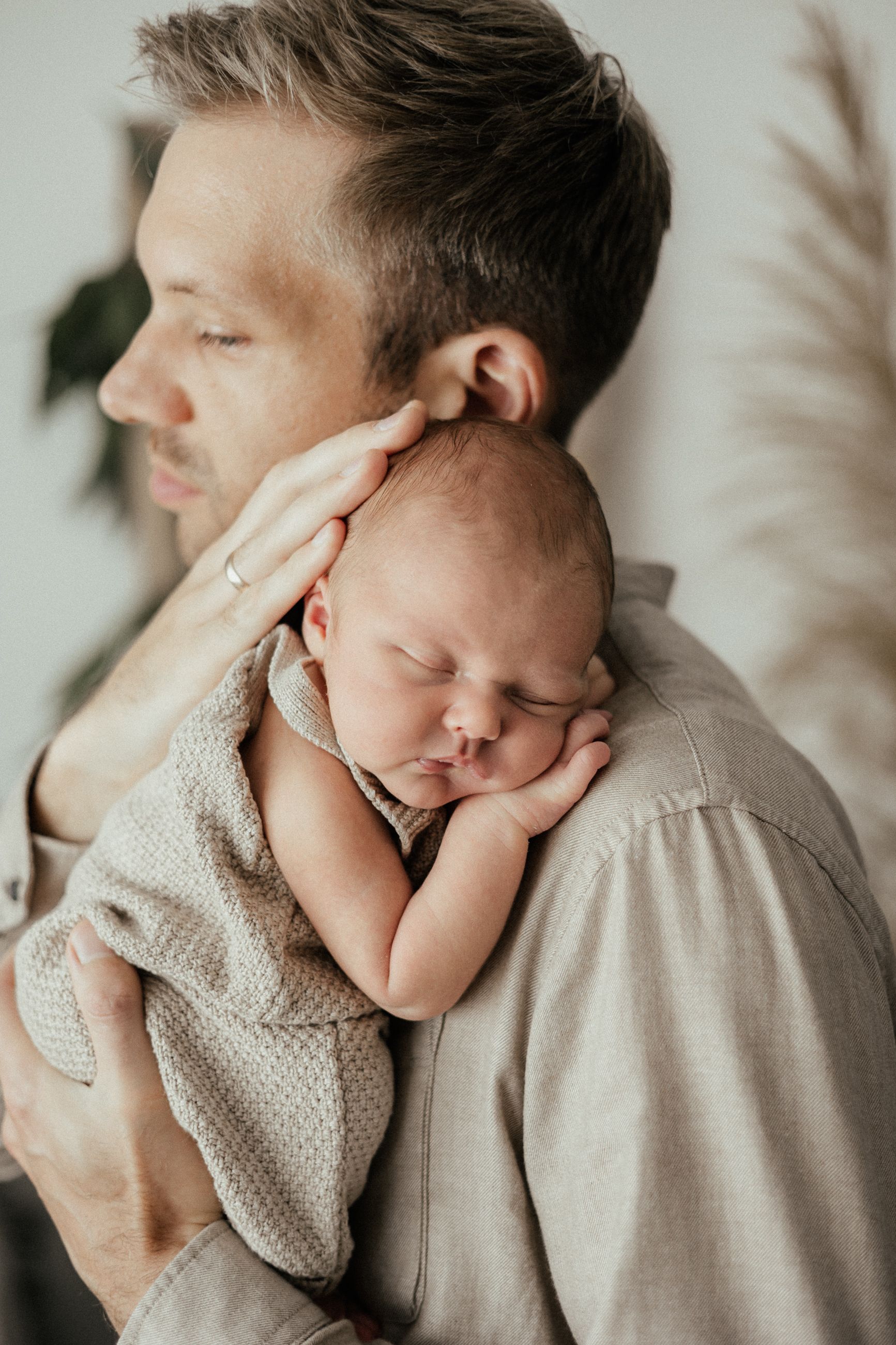 Papa mit Baby im Arm Babyfotostudio Soest