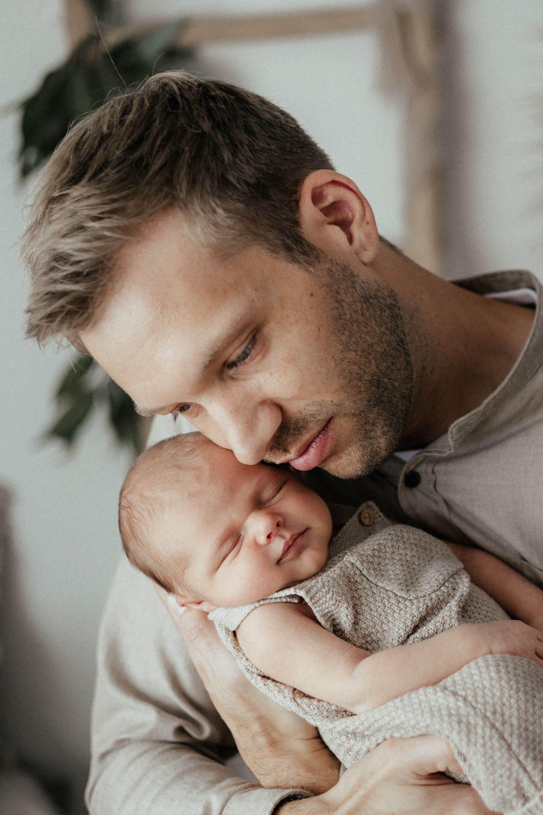 Papabild mit Baby im Arm Neugeborenenfotos Soest 