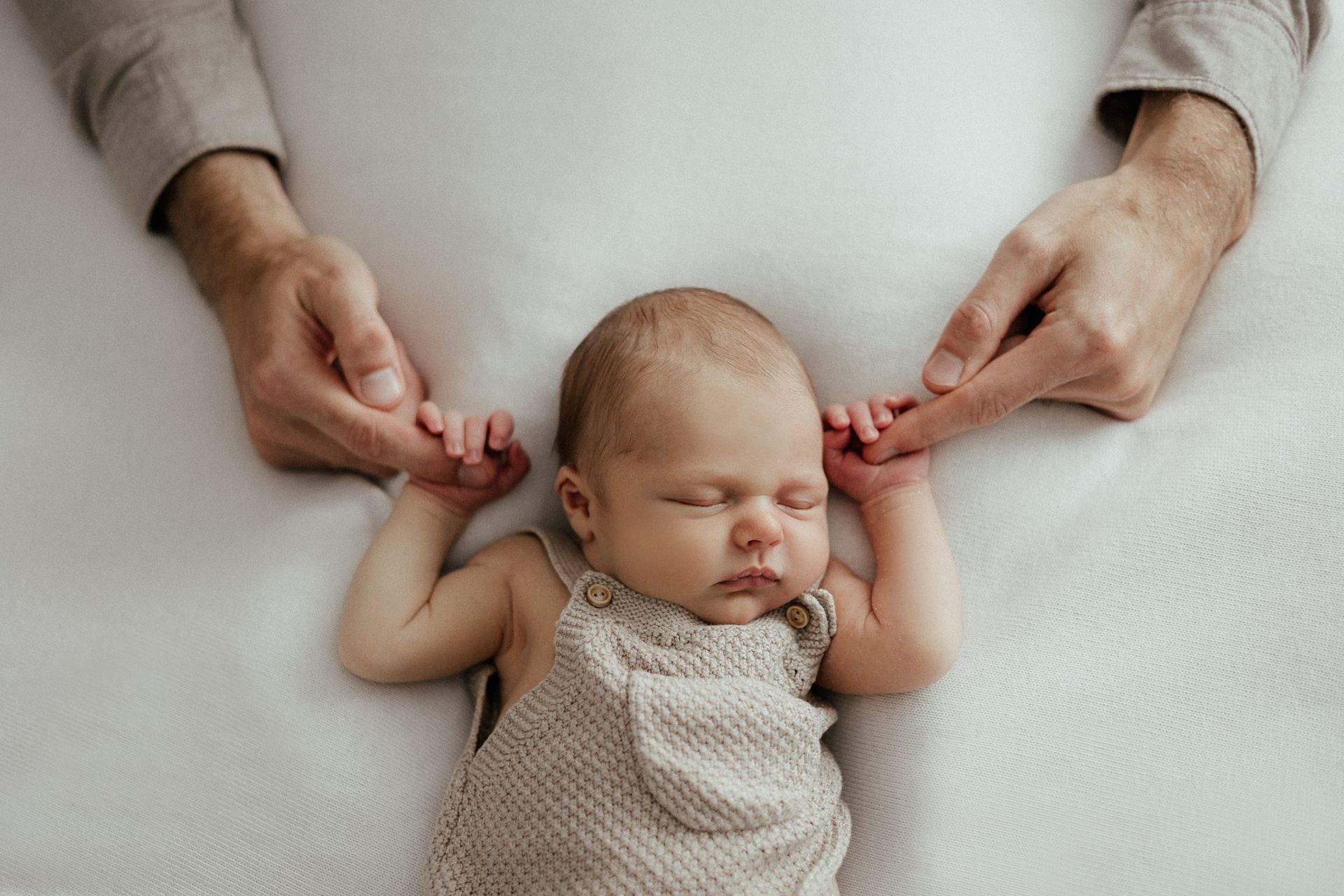 Baby und Papas Hände im Babyfotostudio Soest