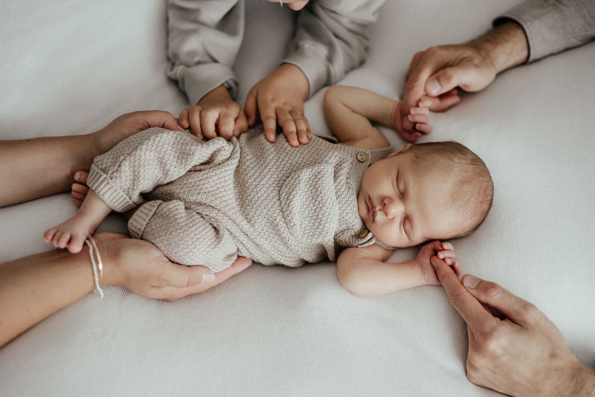 Elternhände und Neugeborenes Baby Soest Fotografin