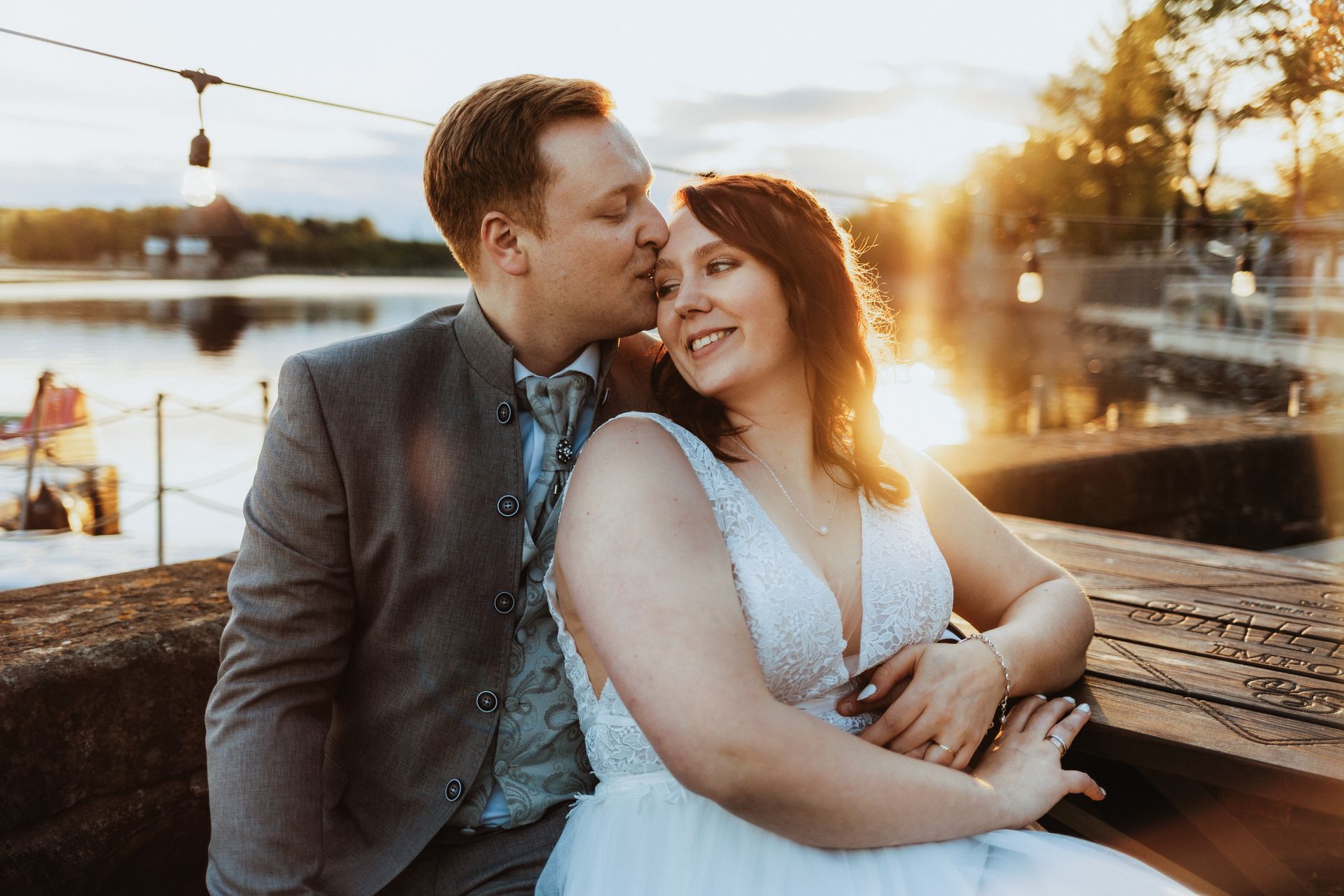 Brautpaar im Sonnenuntergang am Moehnesee