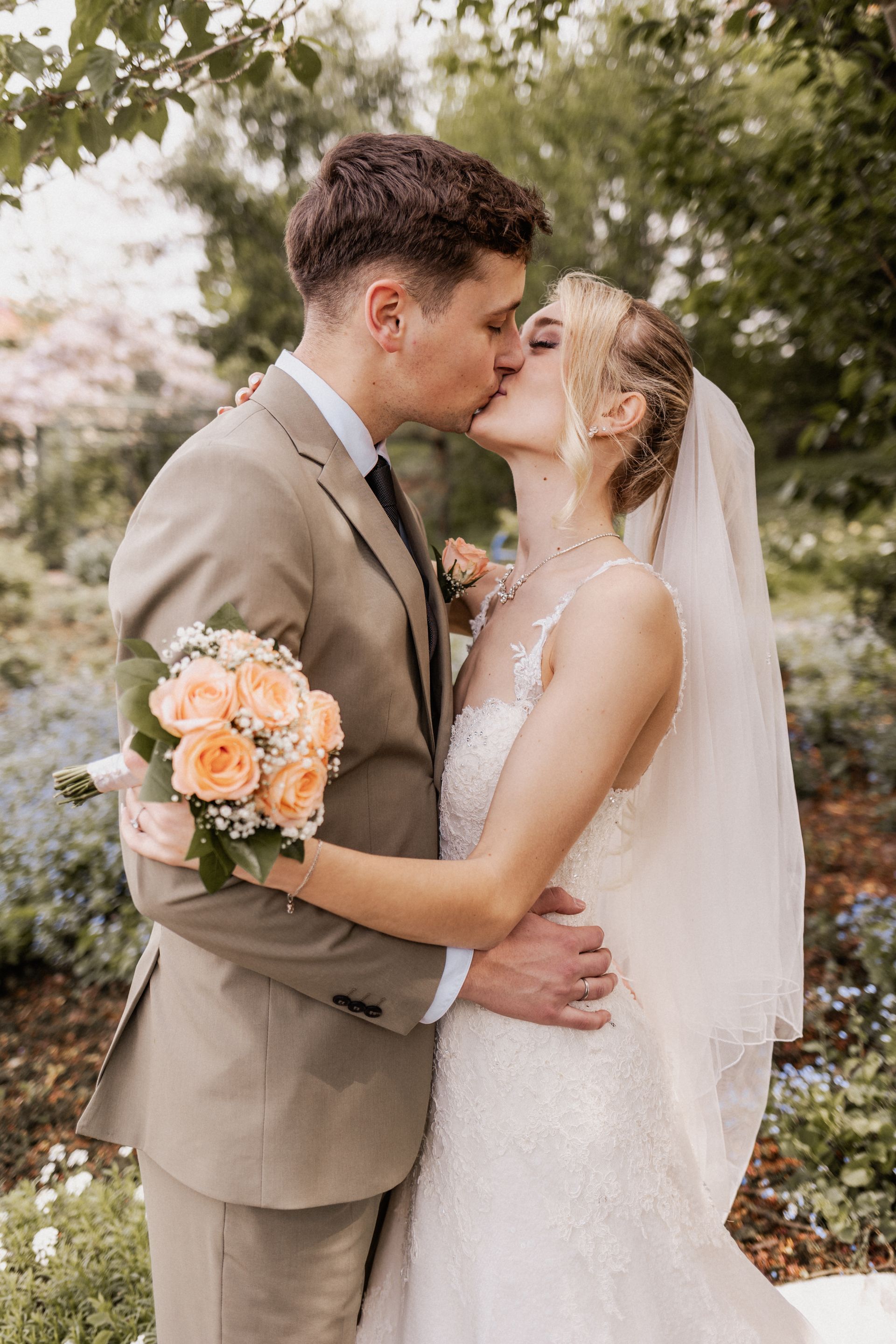 Kuss Brautpaar Bad Sassendorf Kurpark