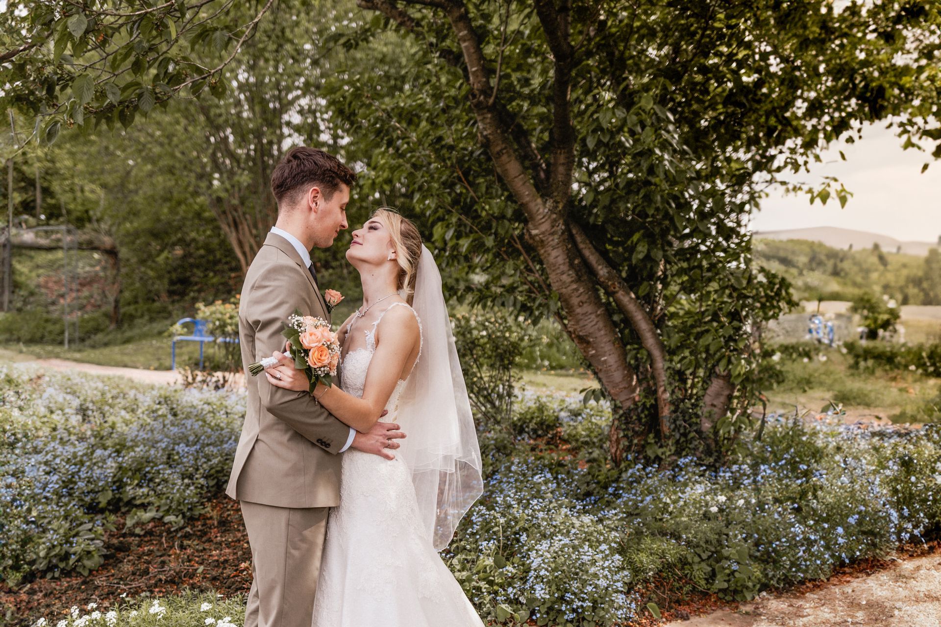 Brautpaar schaut sich innig in die Augen Kurpark Bad Sassendorf