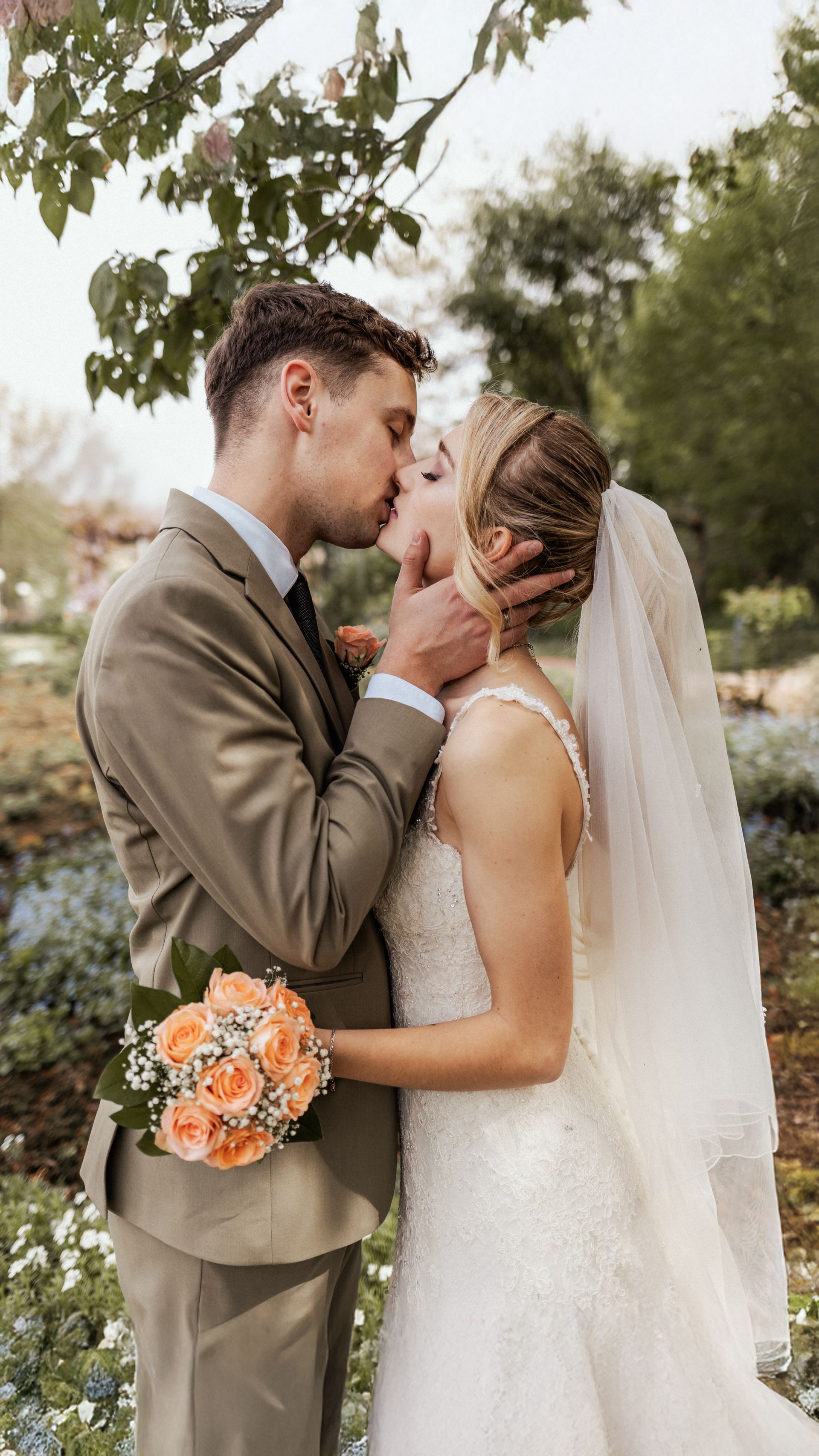 Brautpaar küssen im Rosengarten Bad Sassendorf