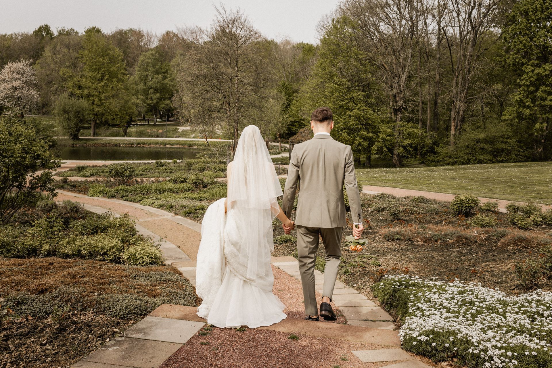 Brautpaar läuft durch den Rosengarten Bad Sassendorf Kurpark