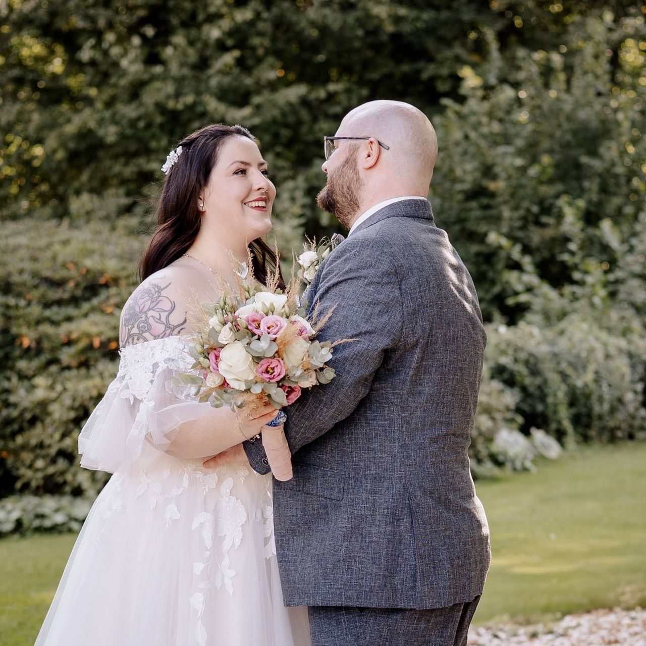 Brautpaar schaut sich in die Augen Remise Niederbarkhausen
