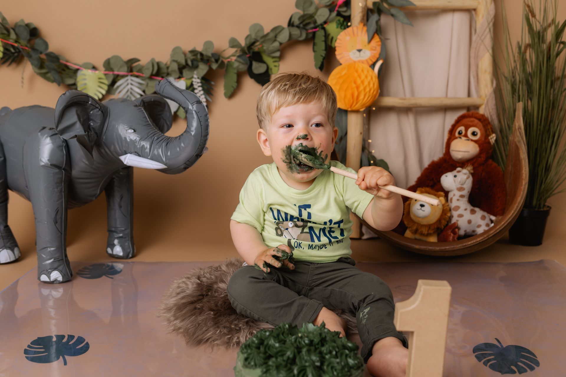 Erster Geburtstag Kind isst Torte