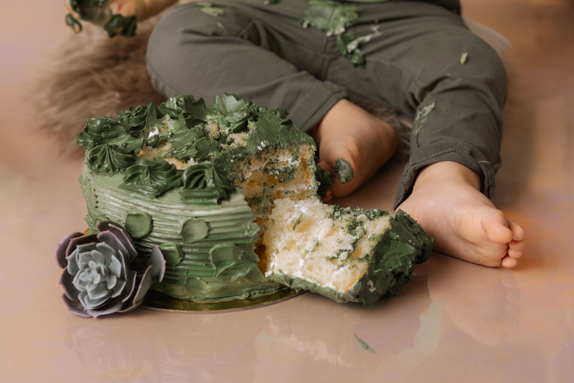 Grüne Torte und Füße Cake Smash