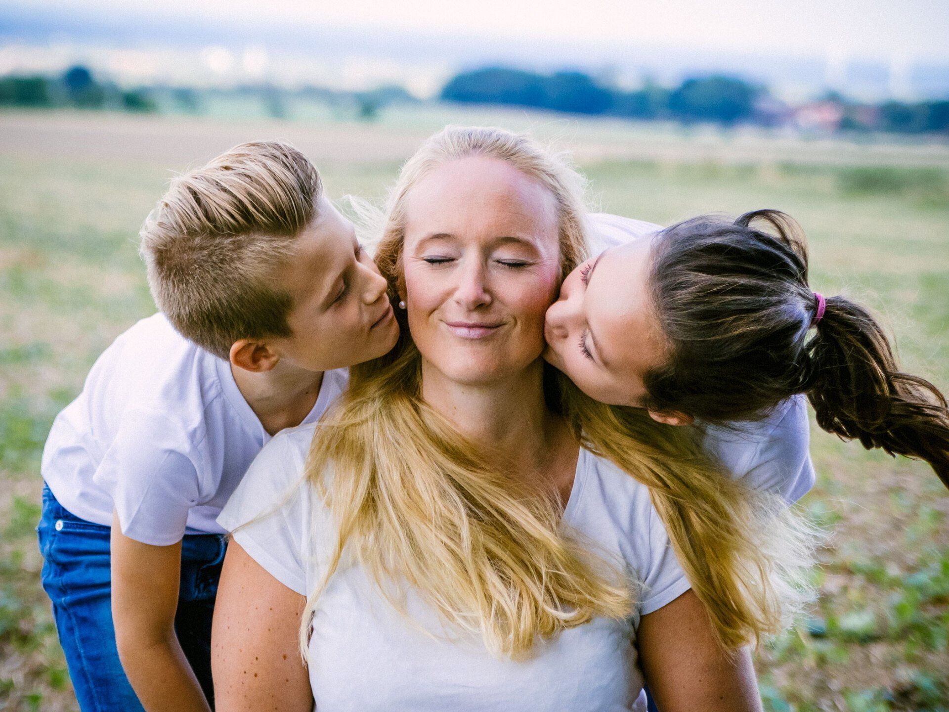 Familie Kinder küssen Mutter