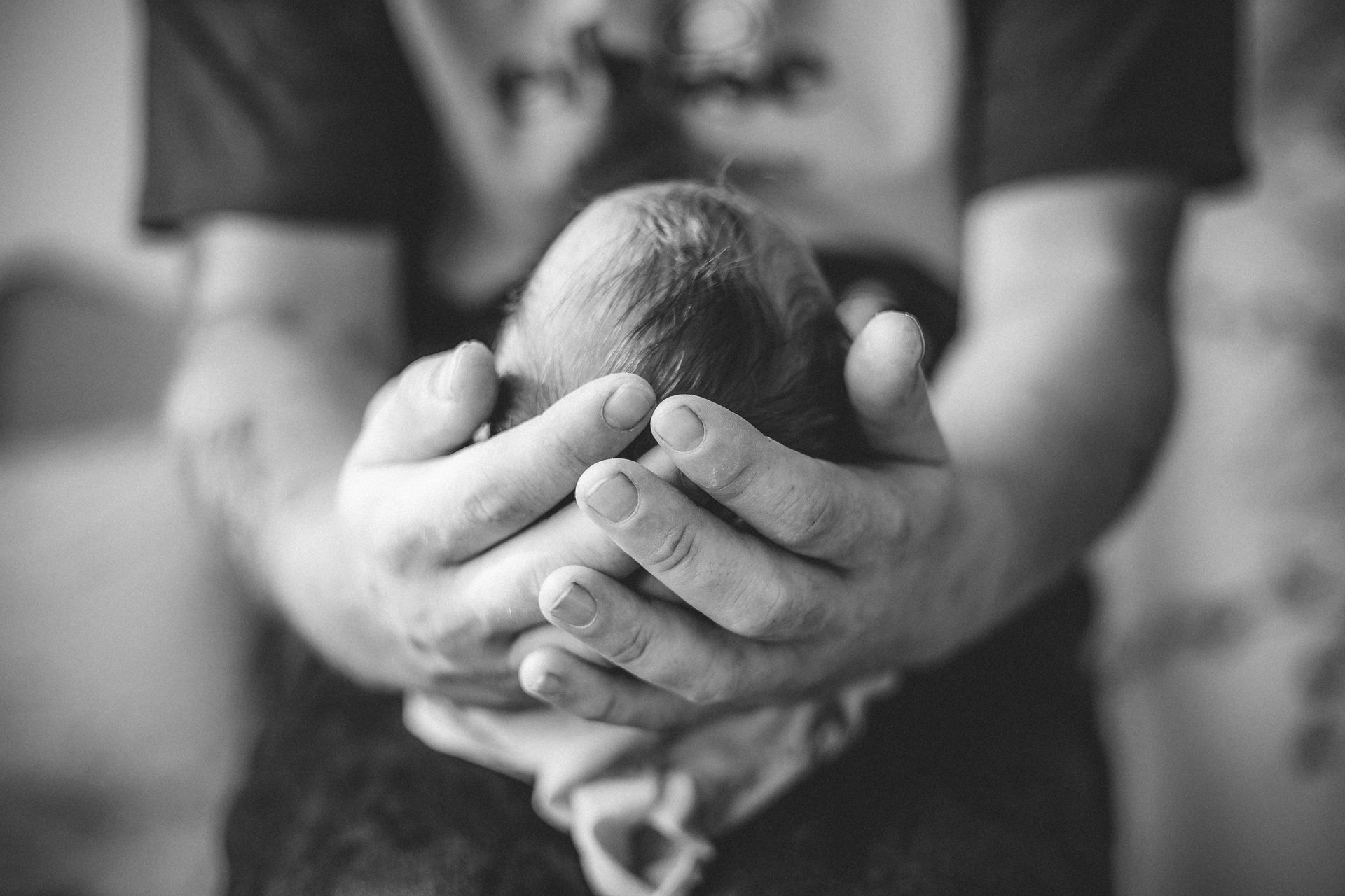 Hände Vater halten Baby