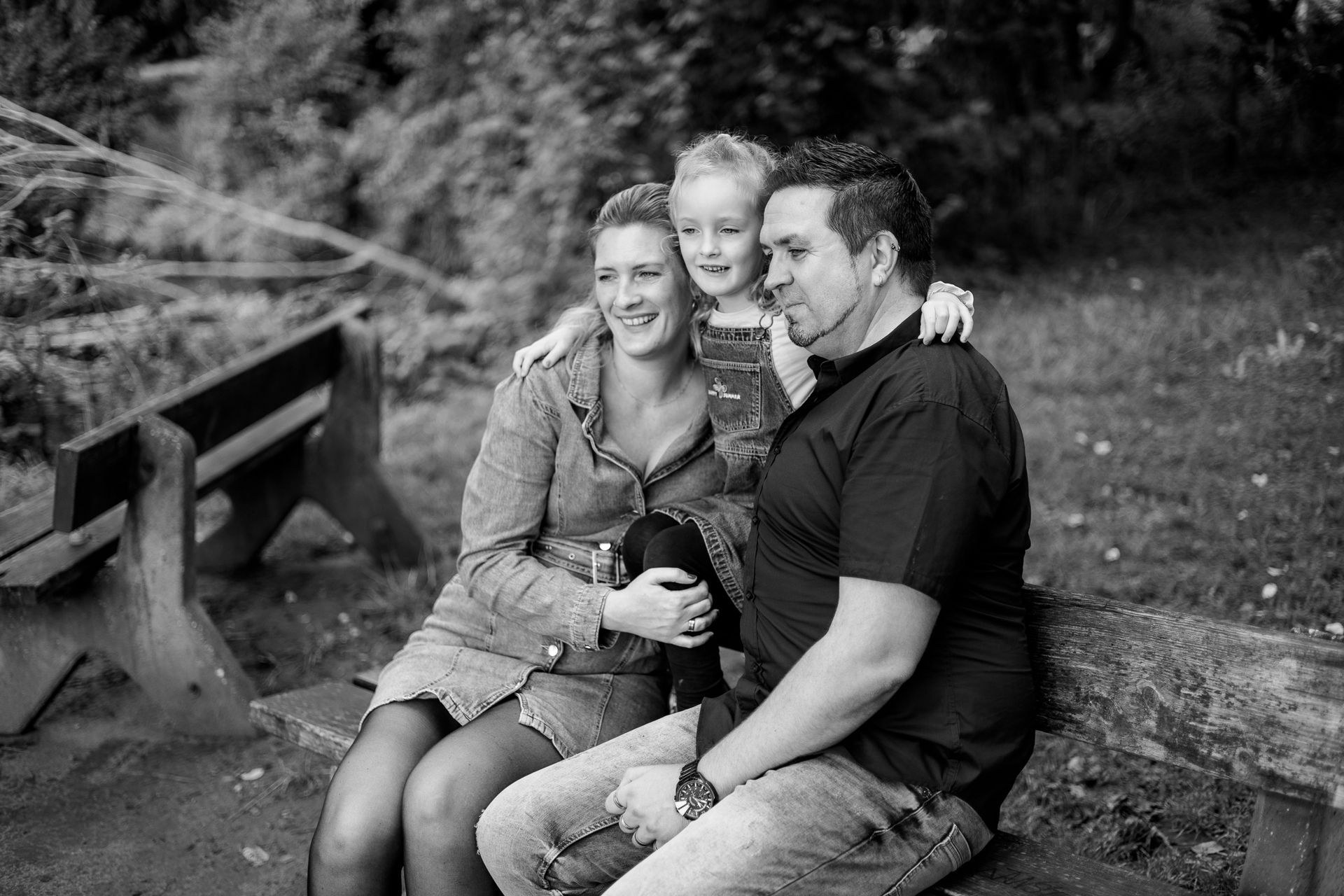 Familie auf einer Bank Burgruine Lipperode