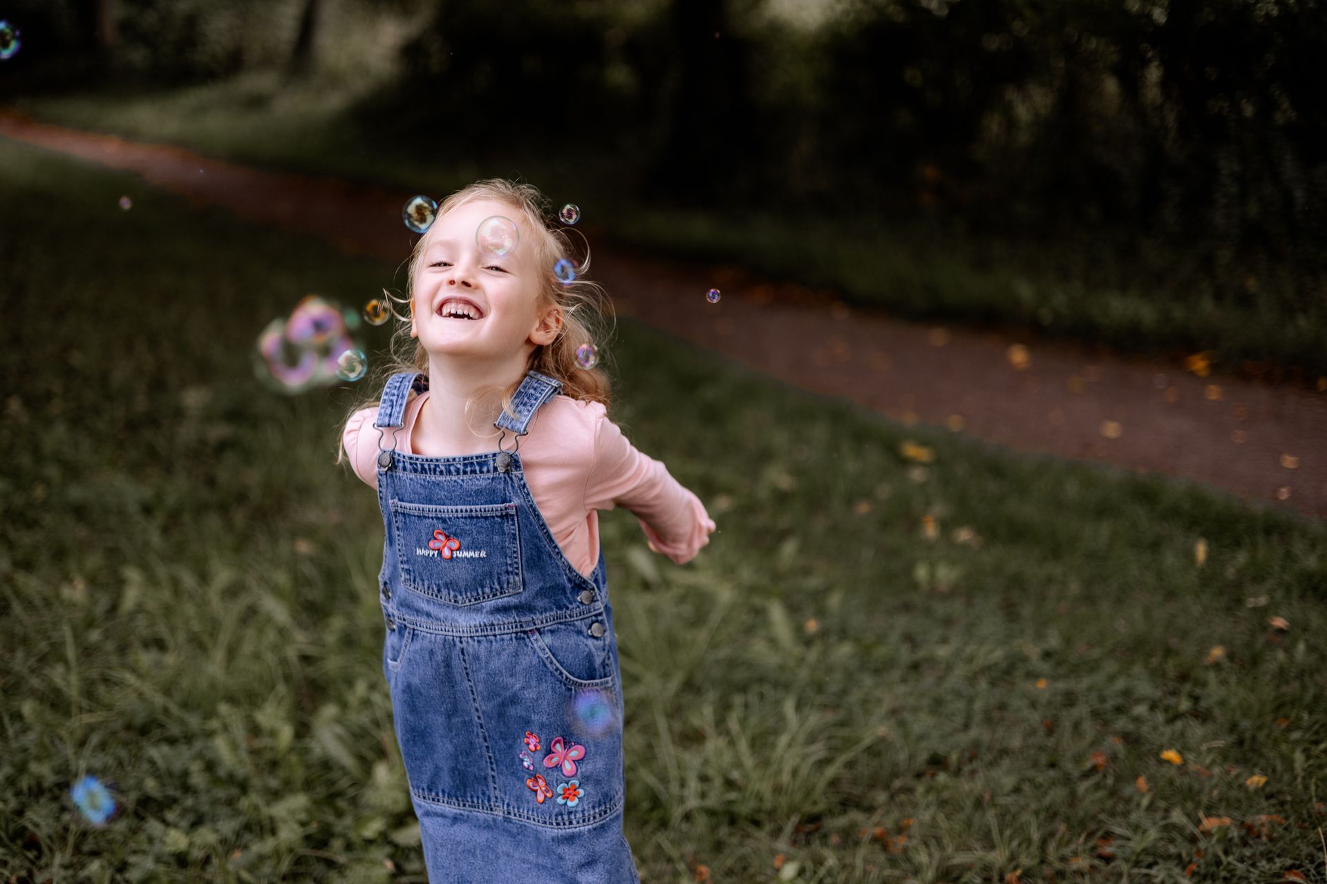 Kind spielt fröhlich mit Seifenblasen