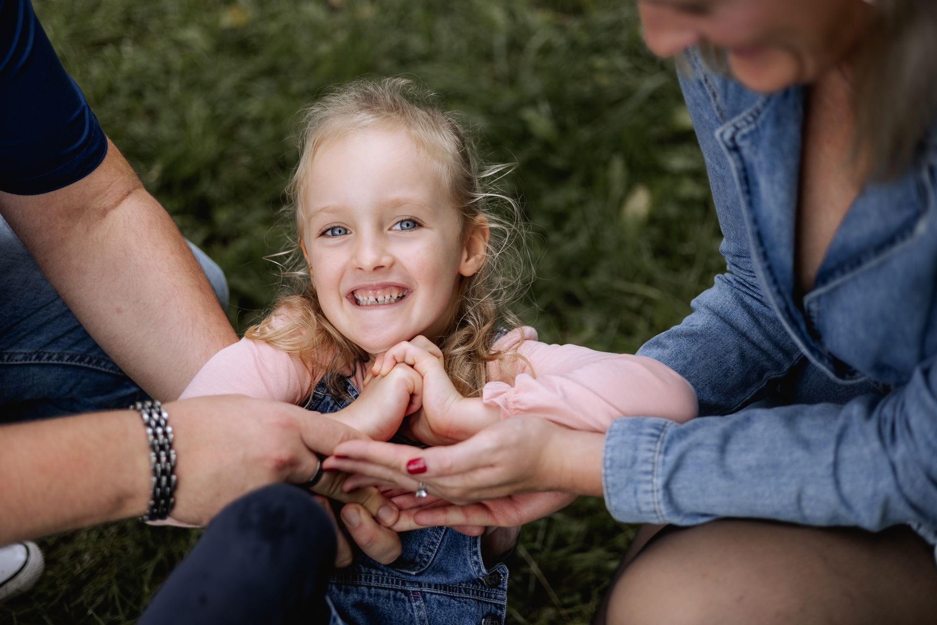 Eltern halten ihr KInd