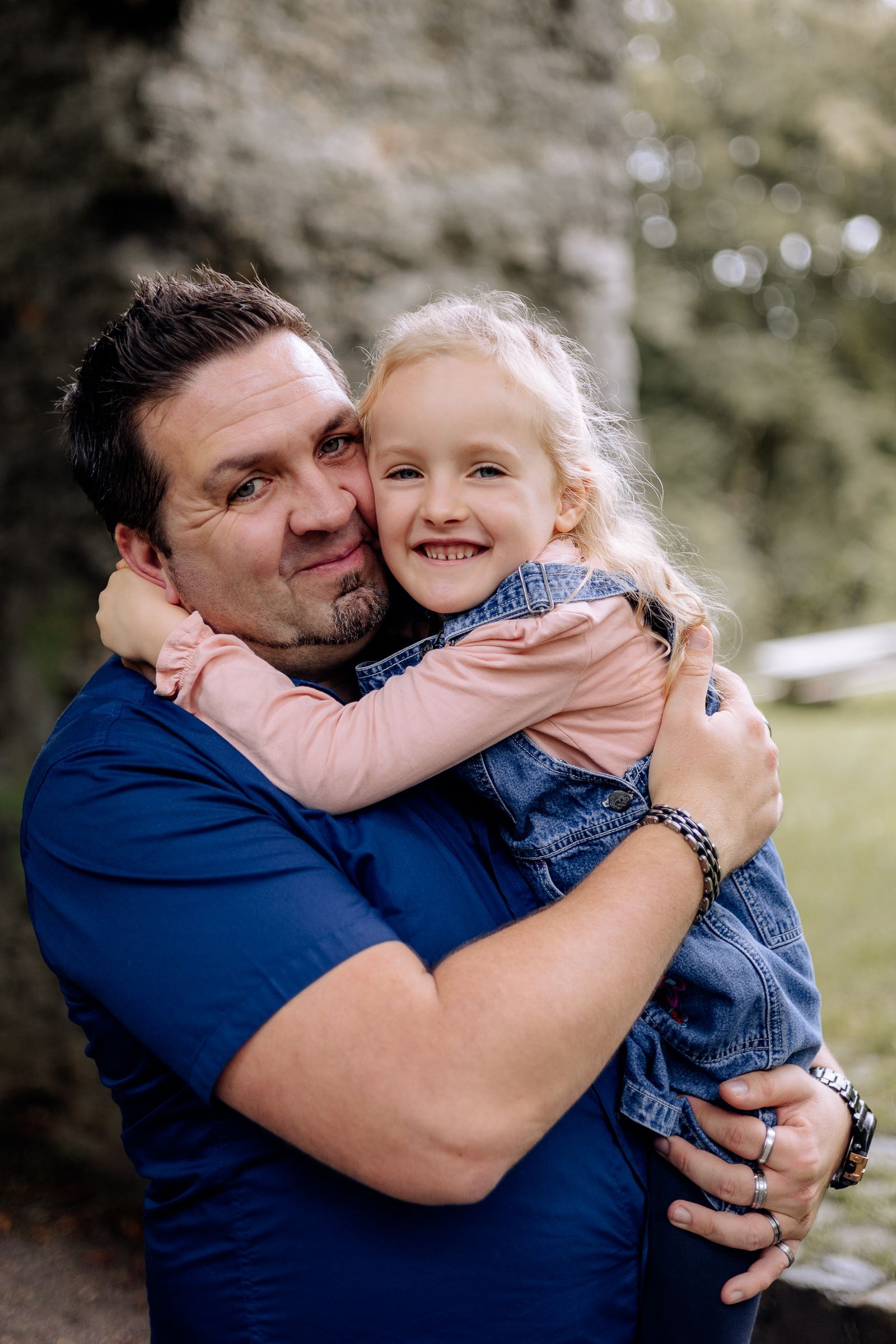Papa und Tochter umarmen sich
