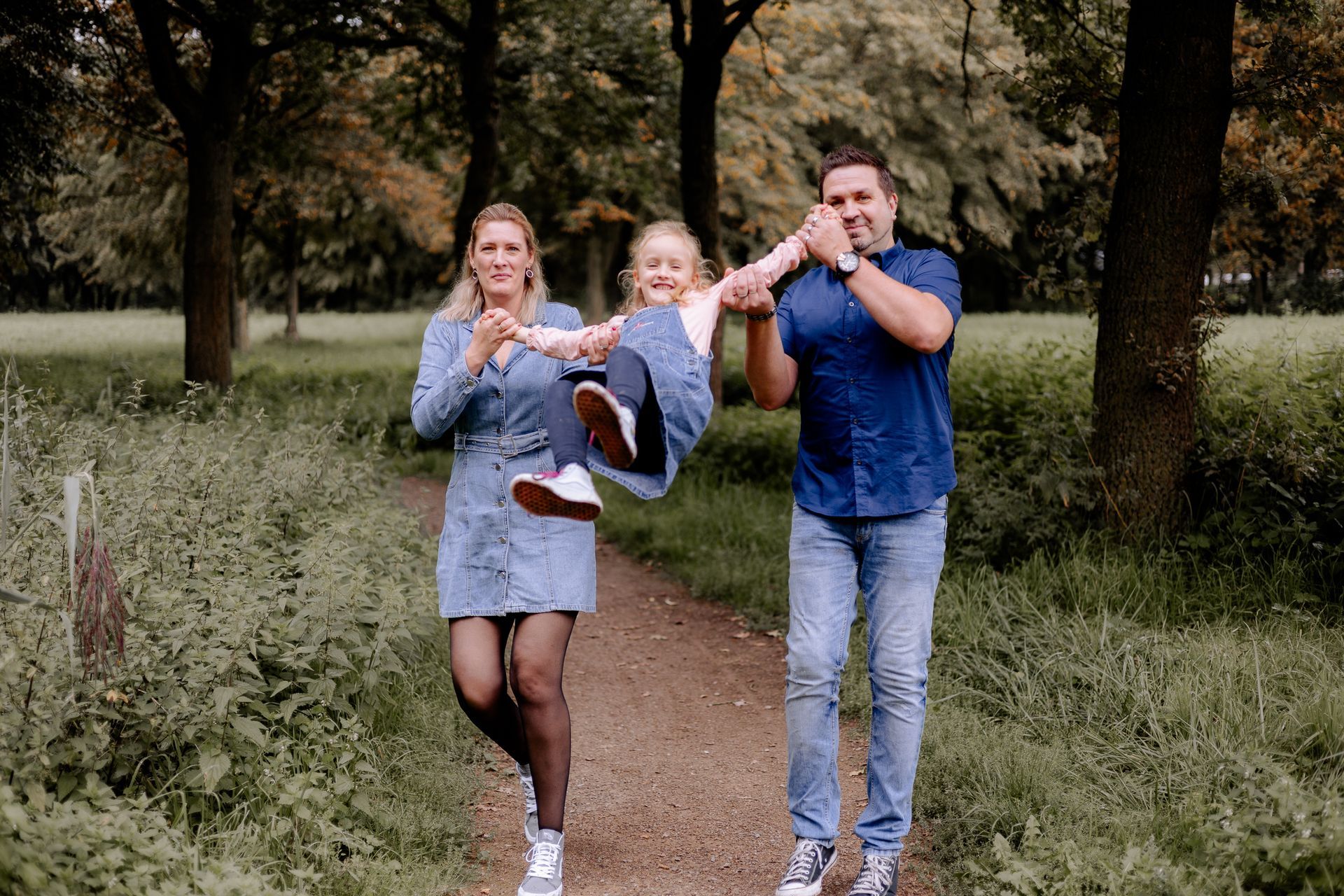 Eltern schaukeln ihr Kind