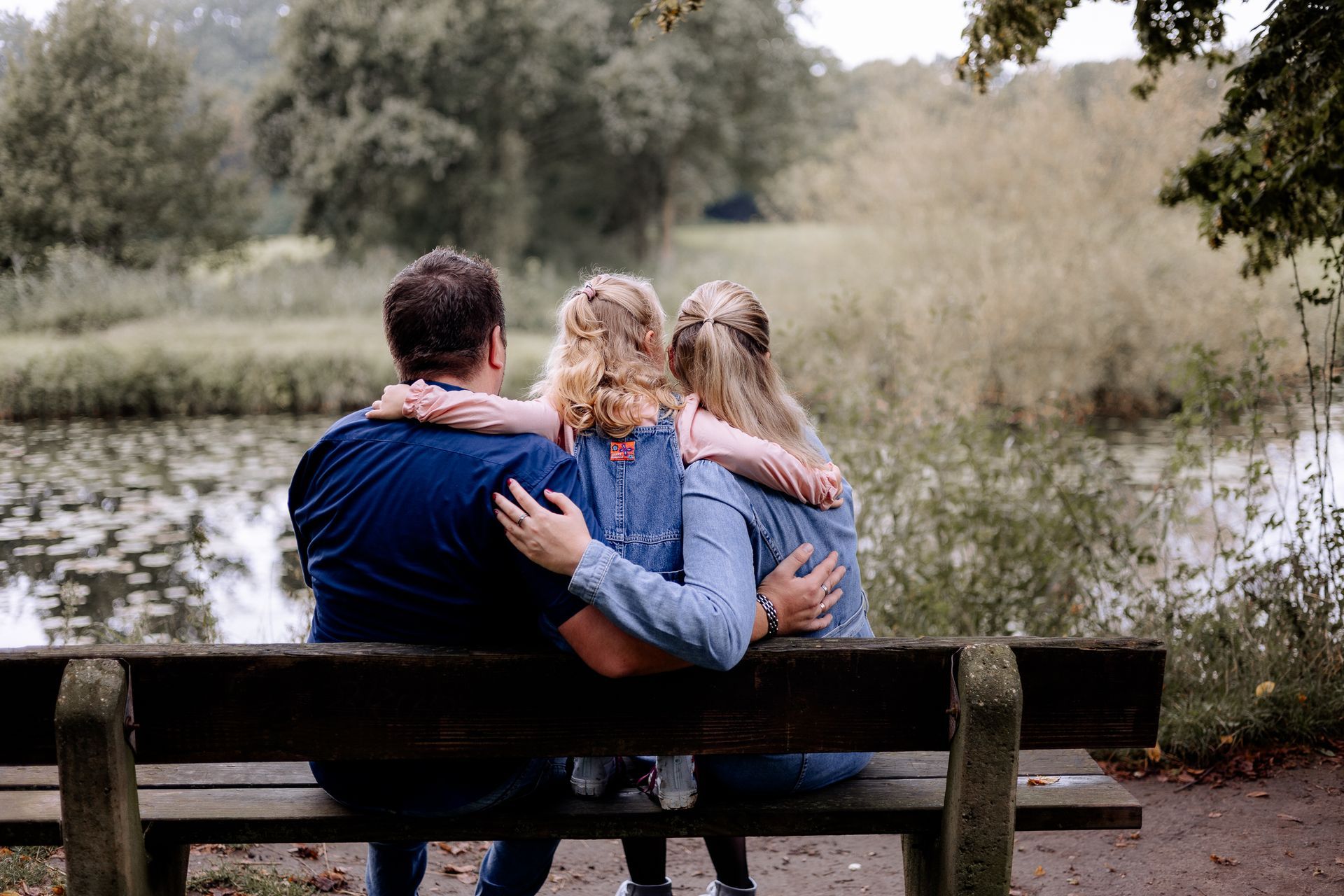 Familie am Teich Burgruine Lipperode