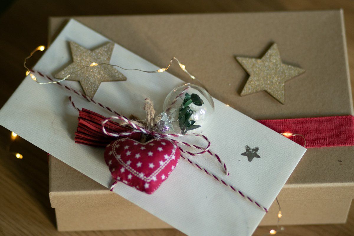 Geschenkbox weihnachtlich verpackt mit Stoffherz und Sterne