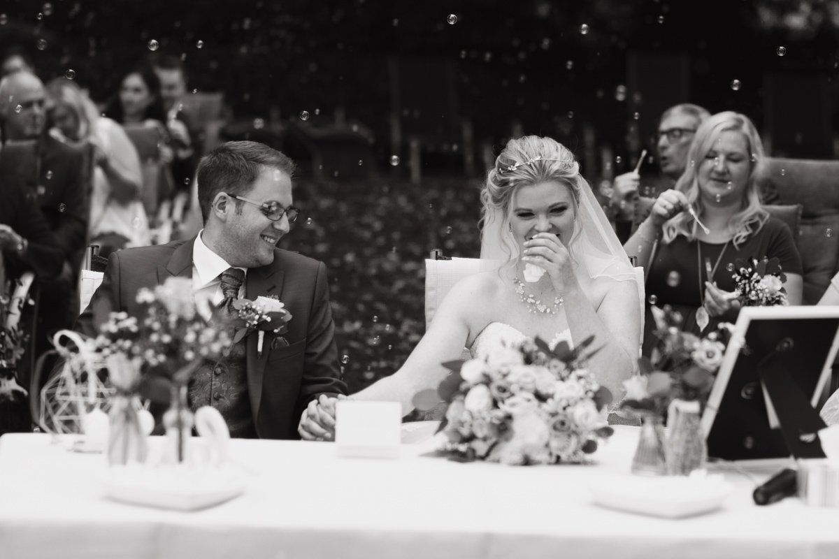 Brautpaar bei der Hochzeit im Haus Delecke in mitten von Seifenblasen