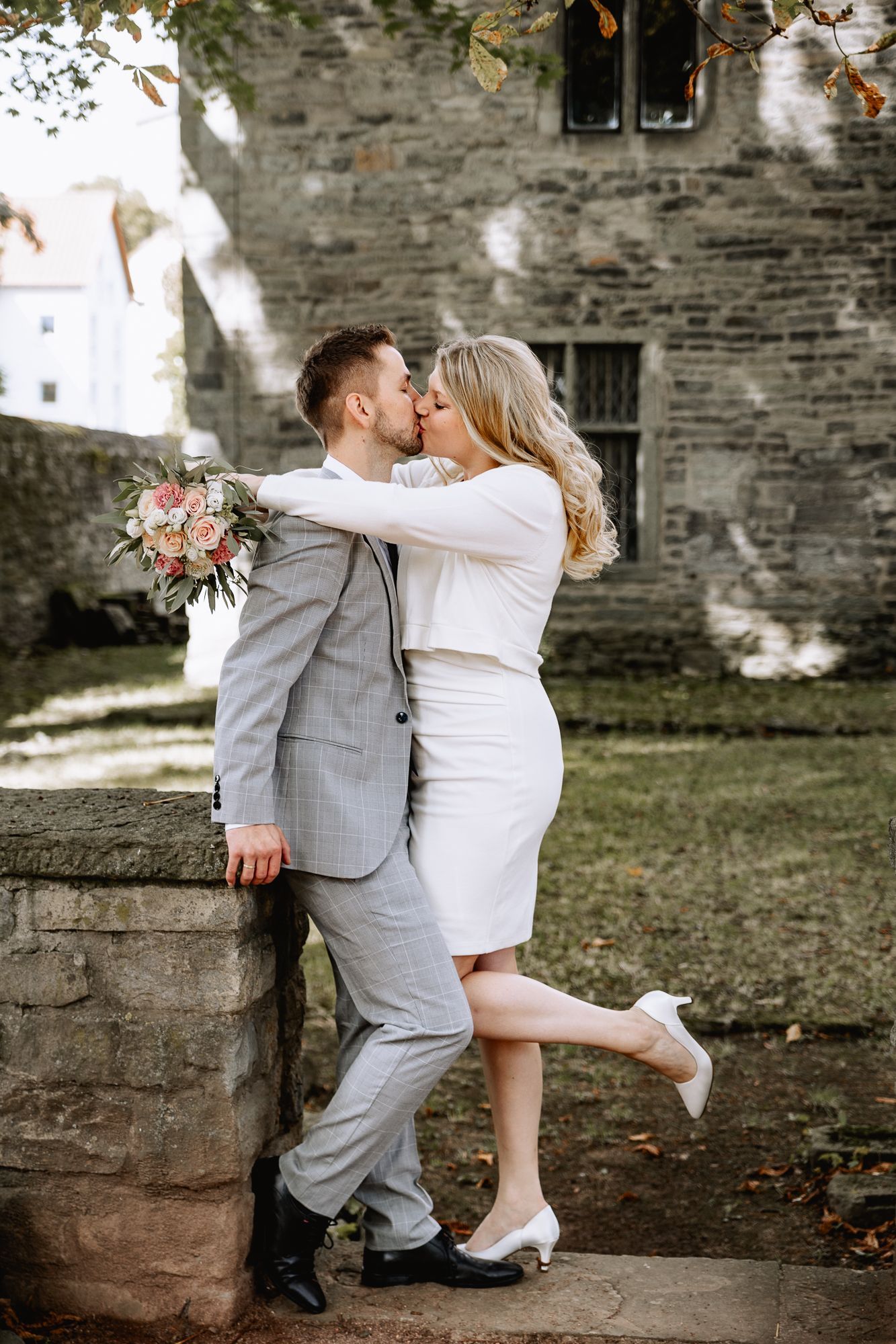 Brautpaar küssend vor dem Burghofmuseum Soest
