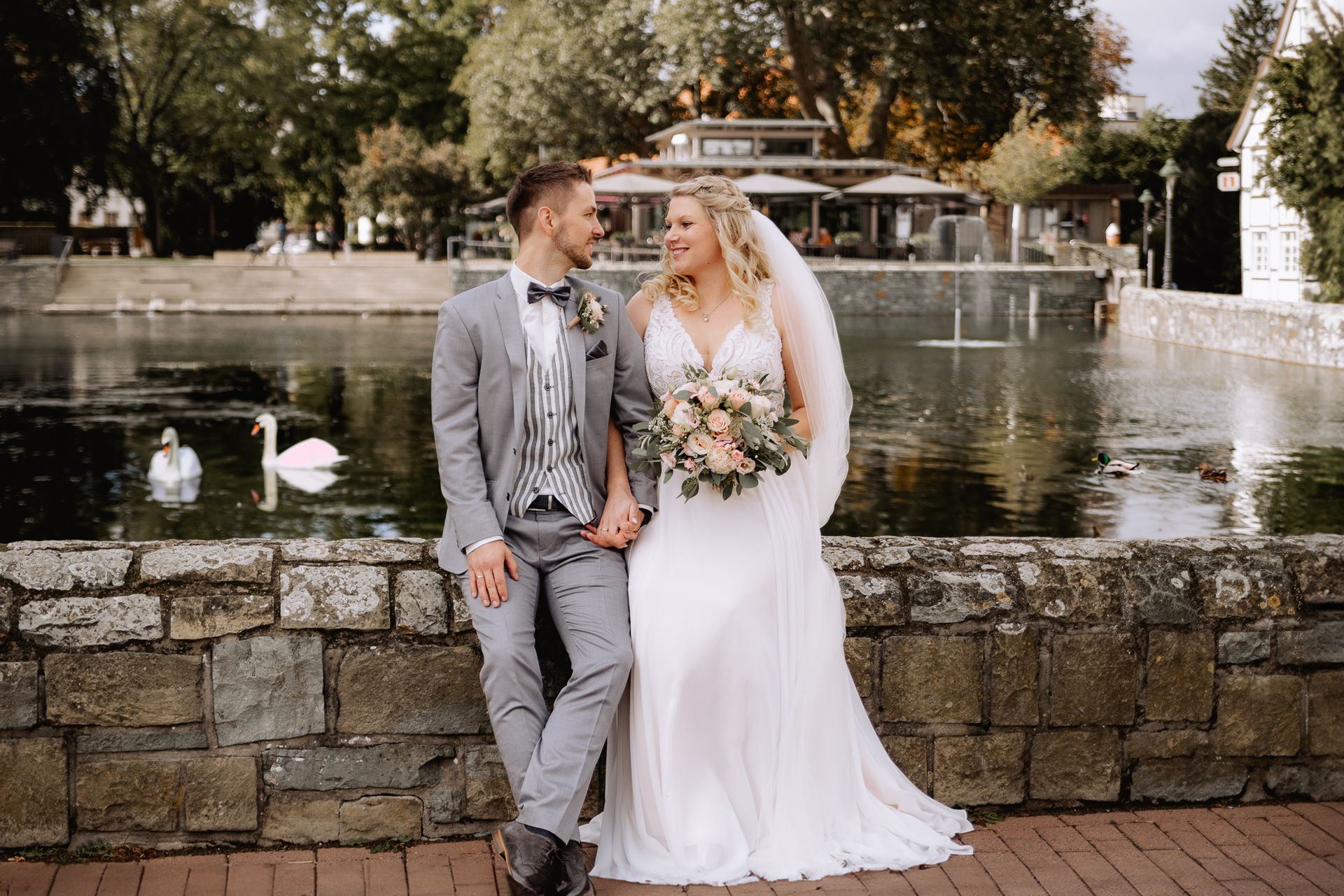 Brautpaar auf der Mauer vom großen Teich in Soest