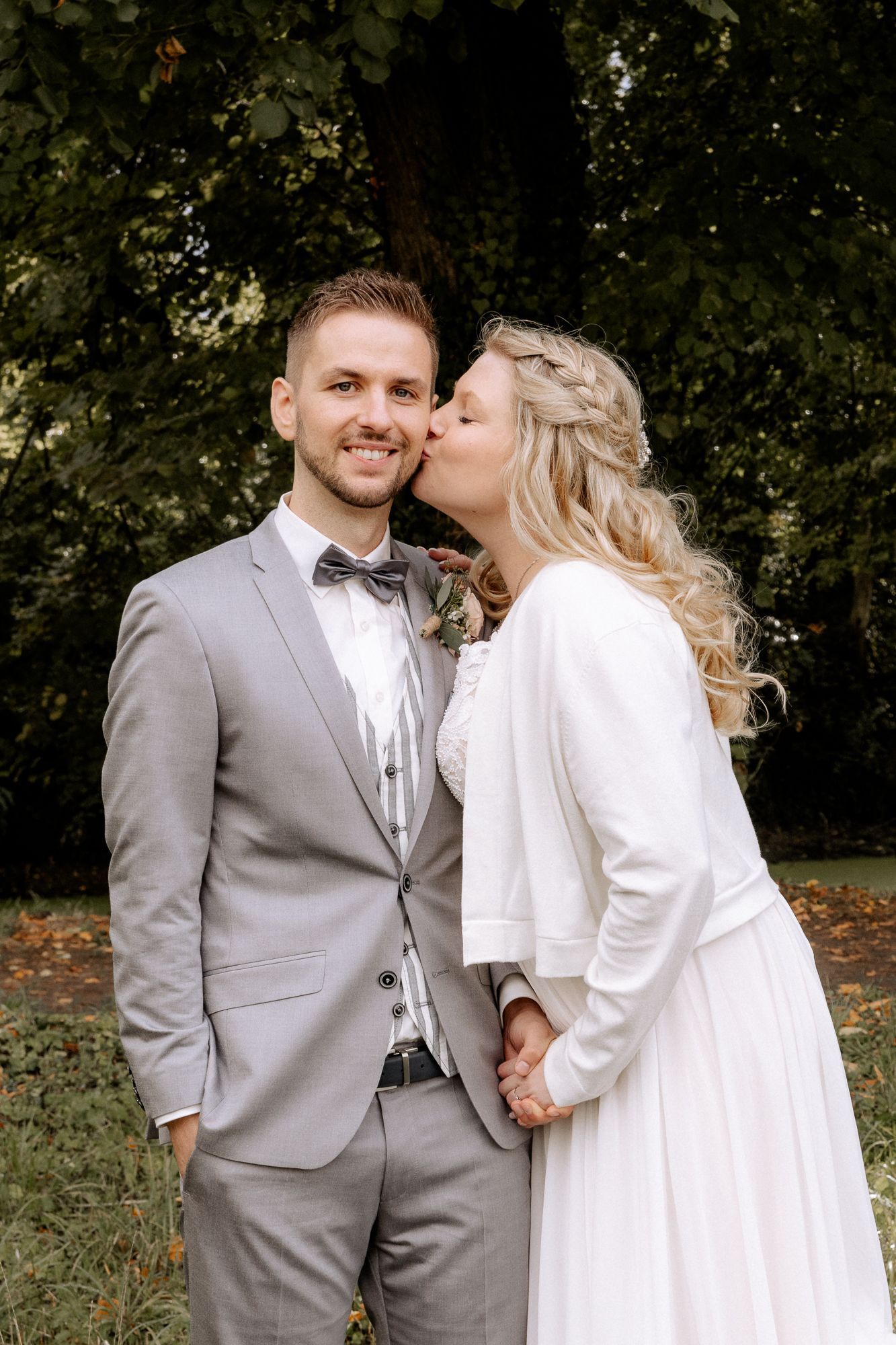 Braut küsst Bräutigam auf die Wange