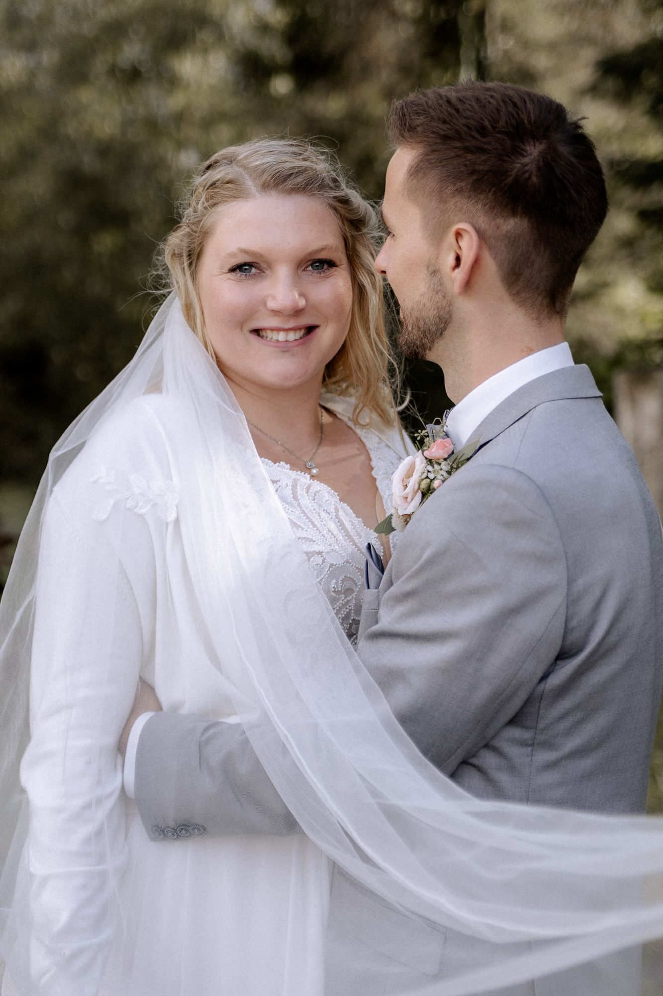 Bräutigam flüstert der Braut ins Ohr