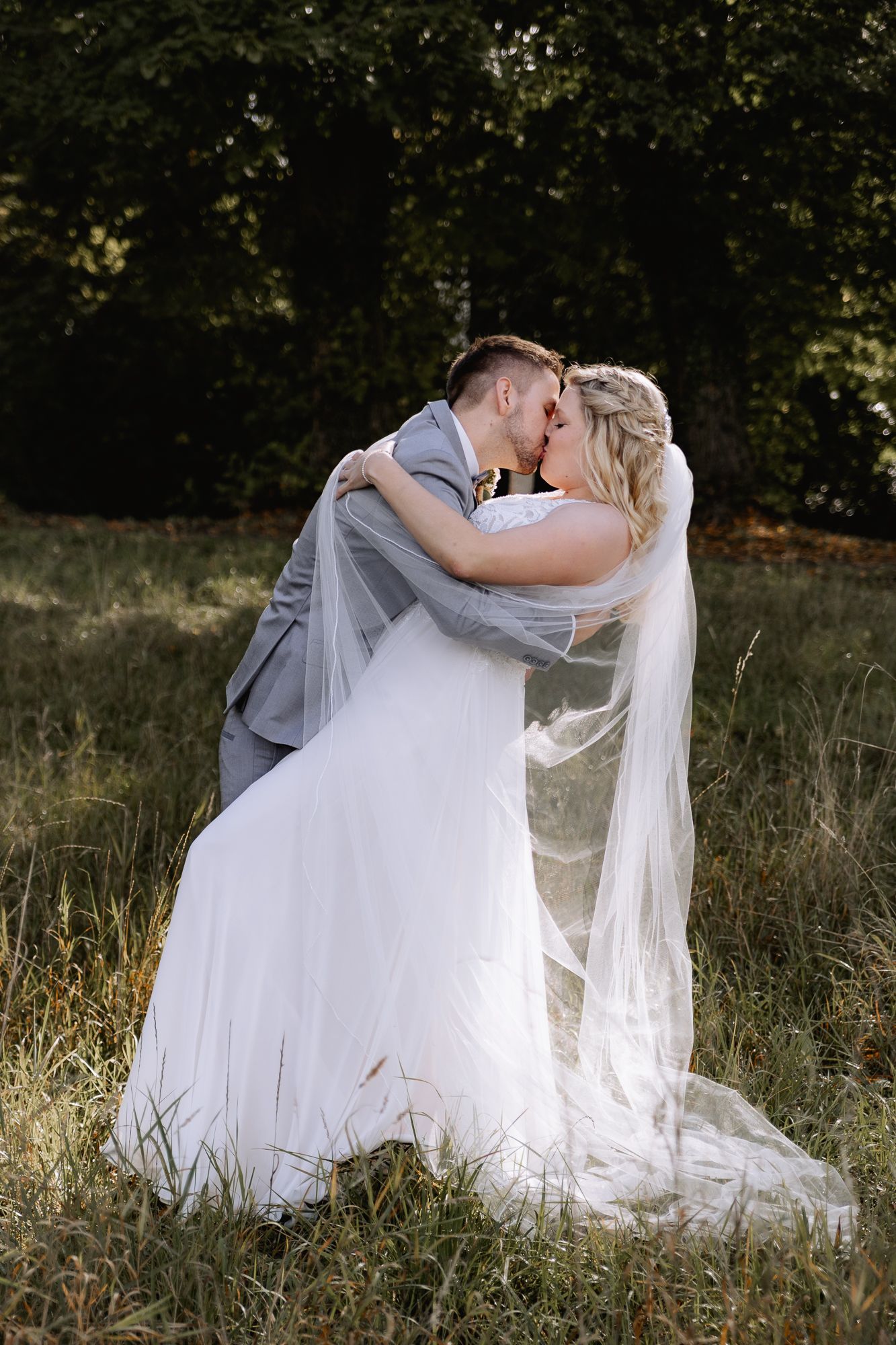 Brautpaar küssen Wiese Hovestadt