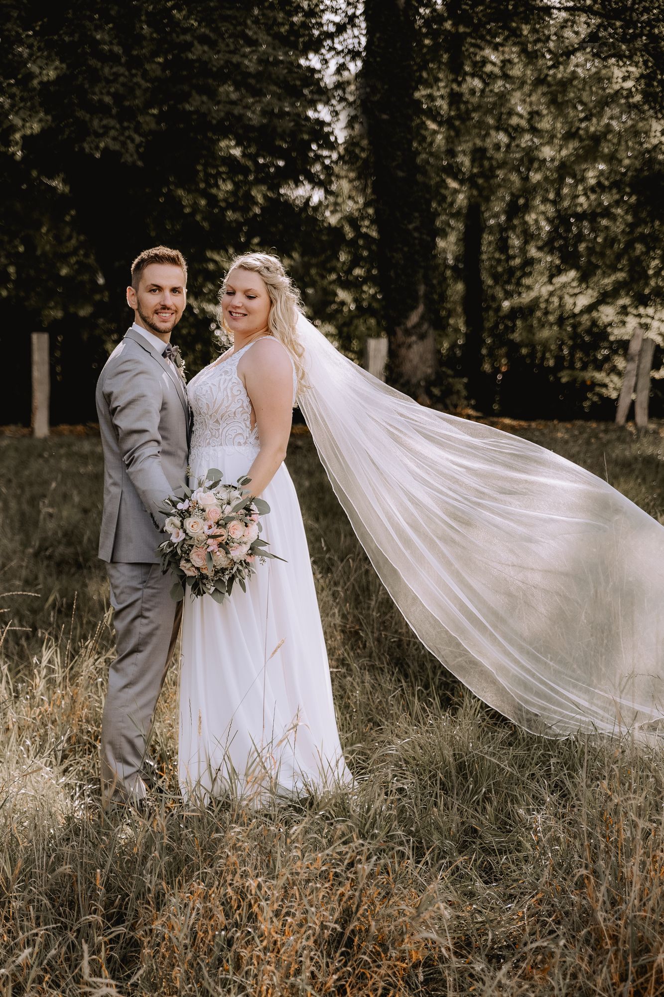 Brautpaar Schleier wehend