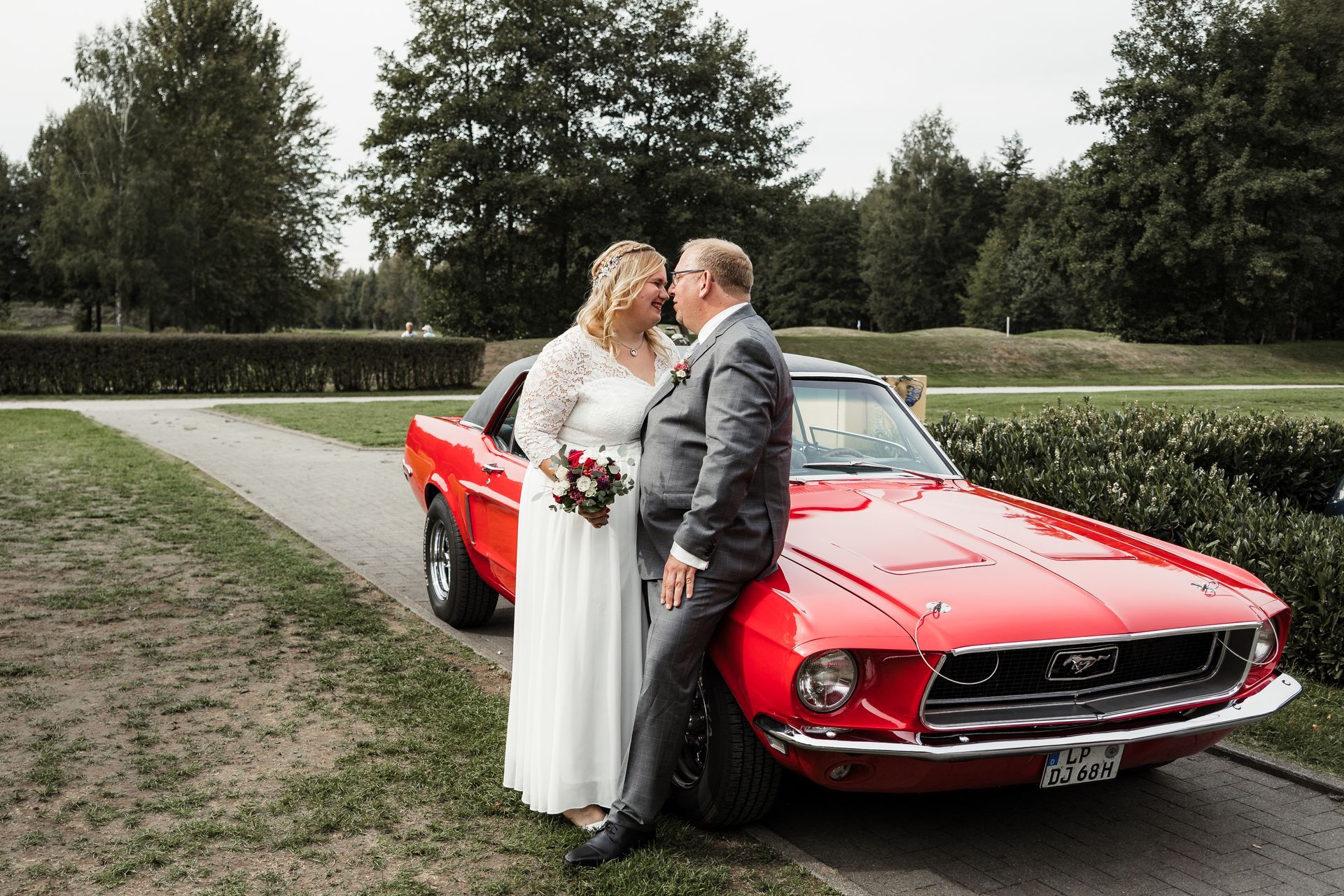 Brautpaar Golfplatz Lippstadt rotes Auto