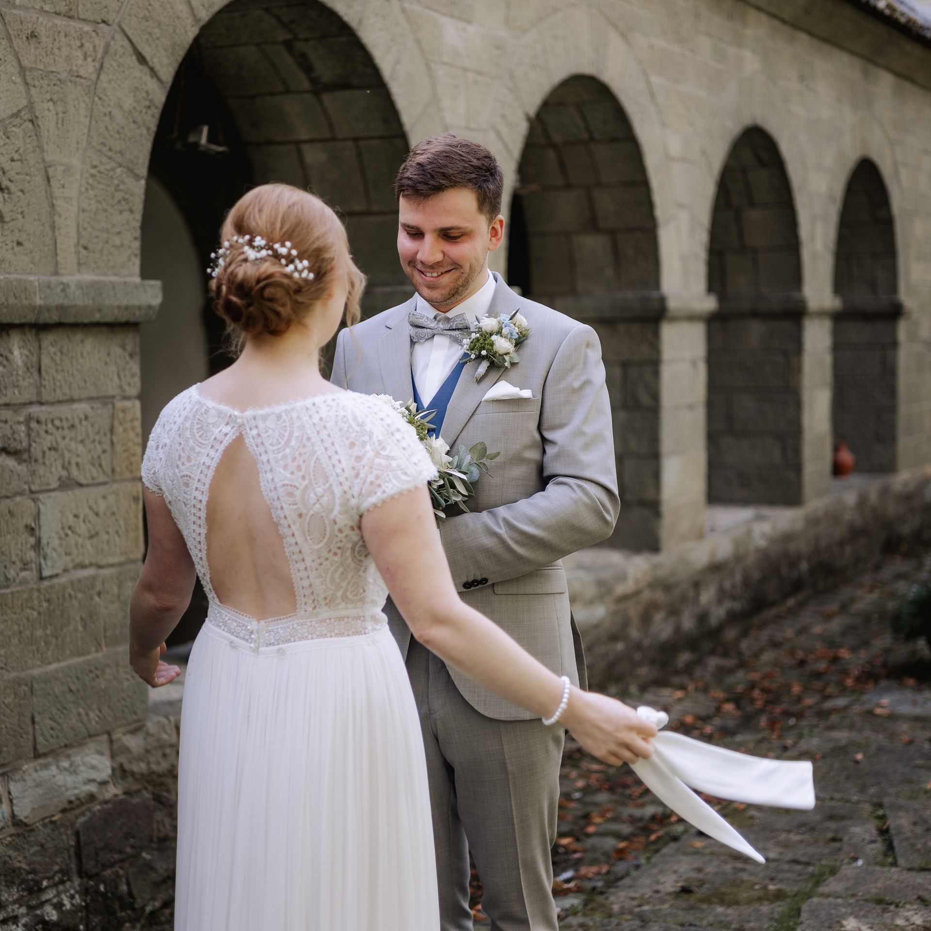 Das gegenseitige Begutachten von Braut und Bräutigam, während sie sich aufmerksam und liebevoll ansehen