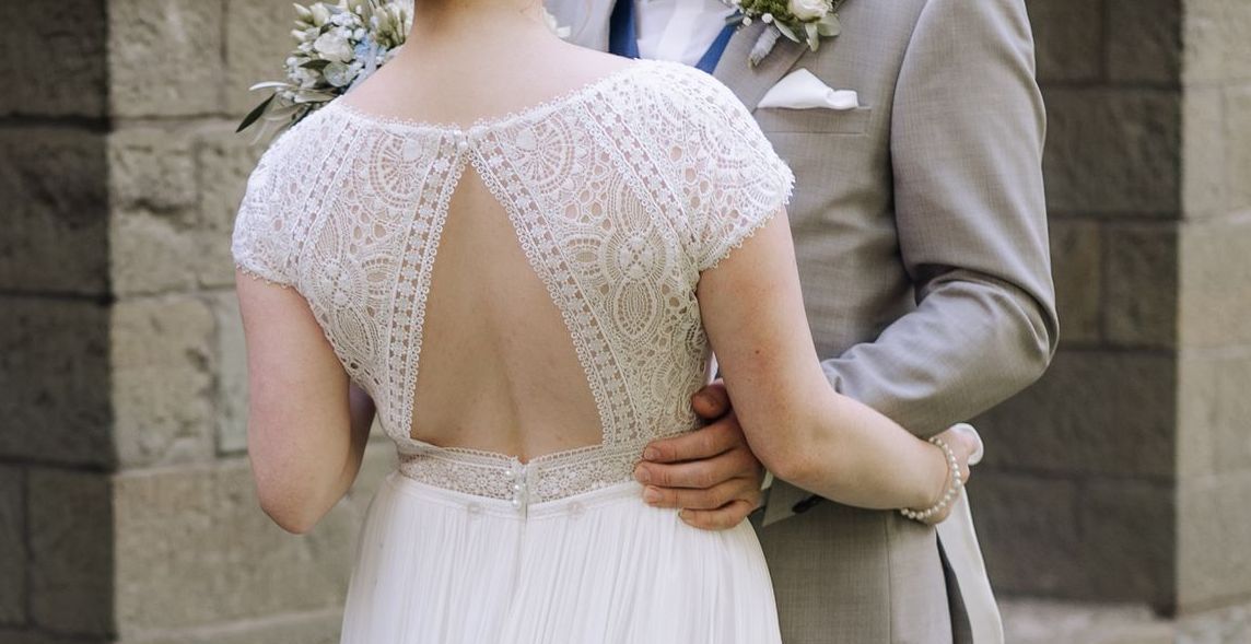 Der erste gegenseitige Blick zwischen Braut und Bräutigam, voller Liebe und Freude