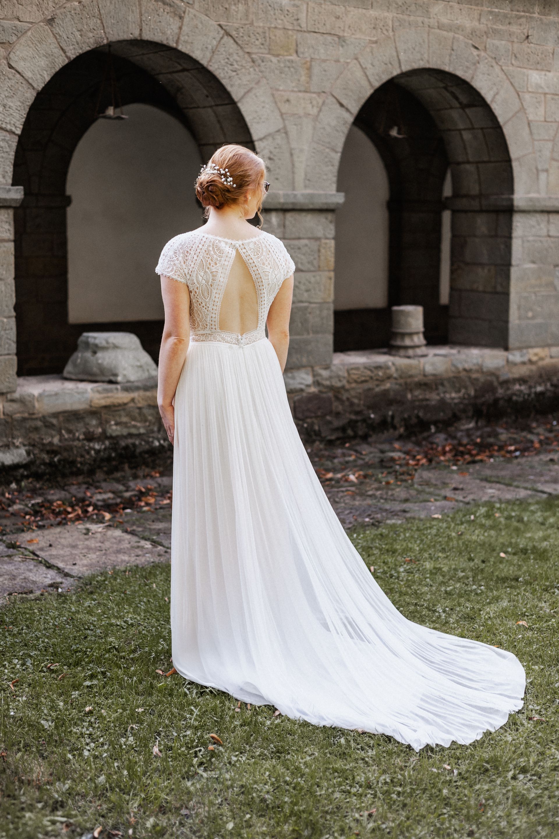 Braut wartet im Hof des Doms, bereit für den großen Moment ihrer Hochzeit