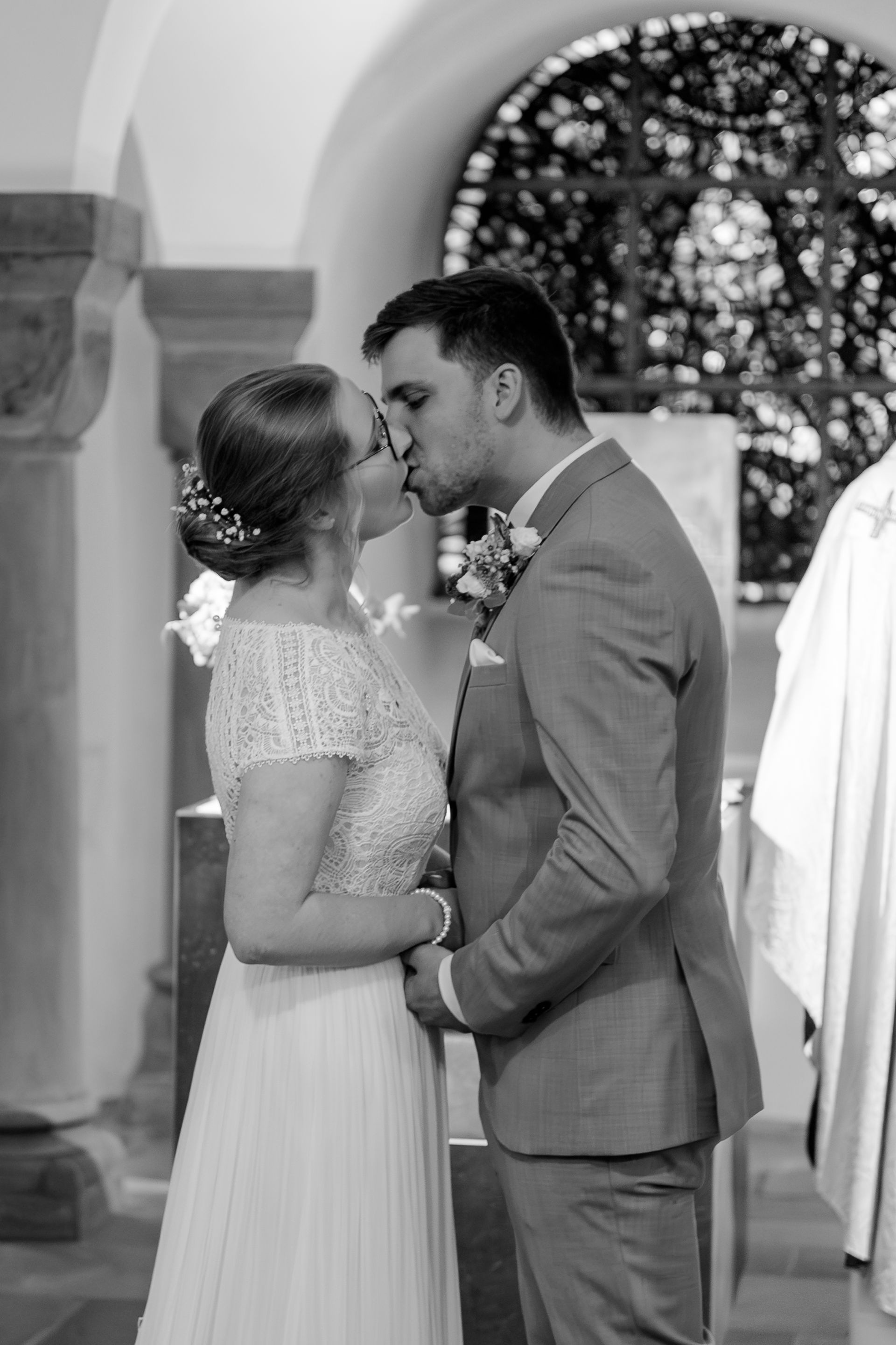 Ein Paar teilt einen Kuss nach dem Ja-Wort bei ihrer Hochzeit