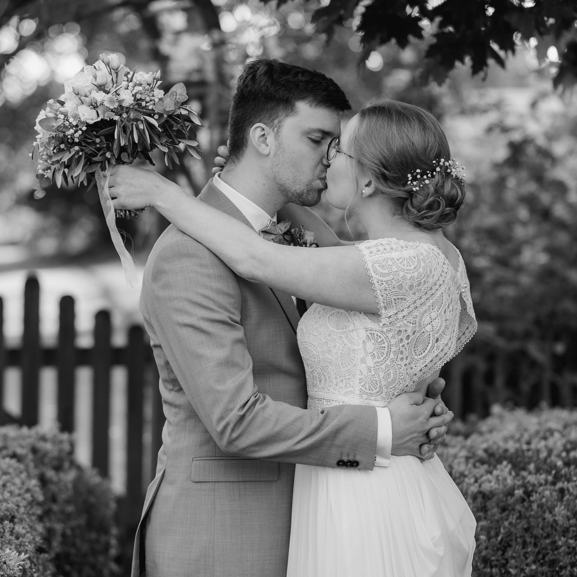 Ein liebervoller Kuss für die Braut beim Fotoshooting
