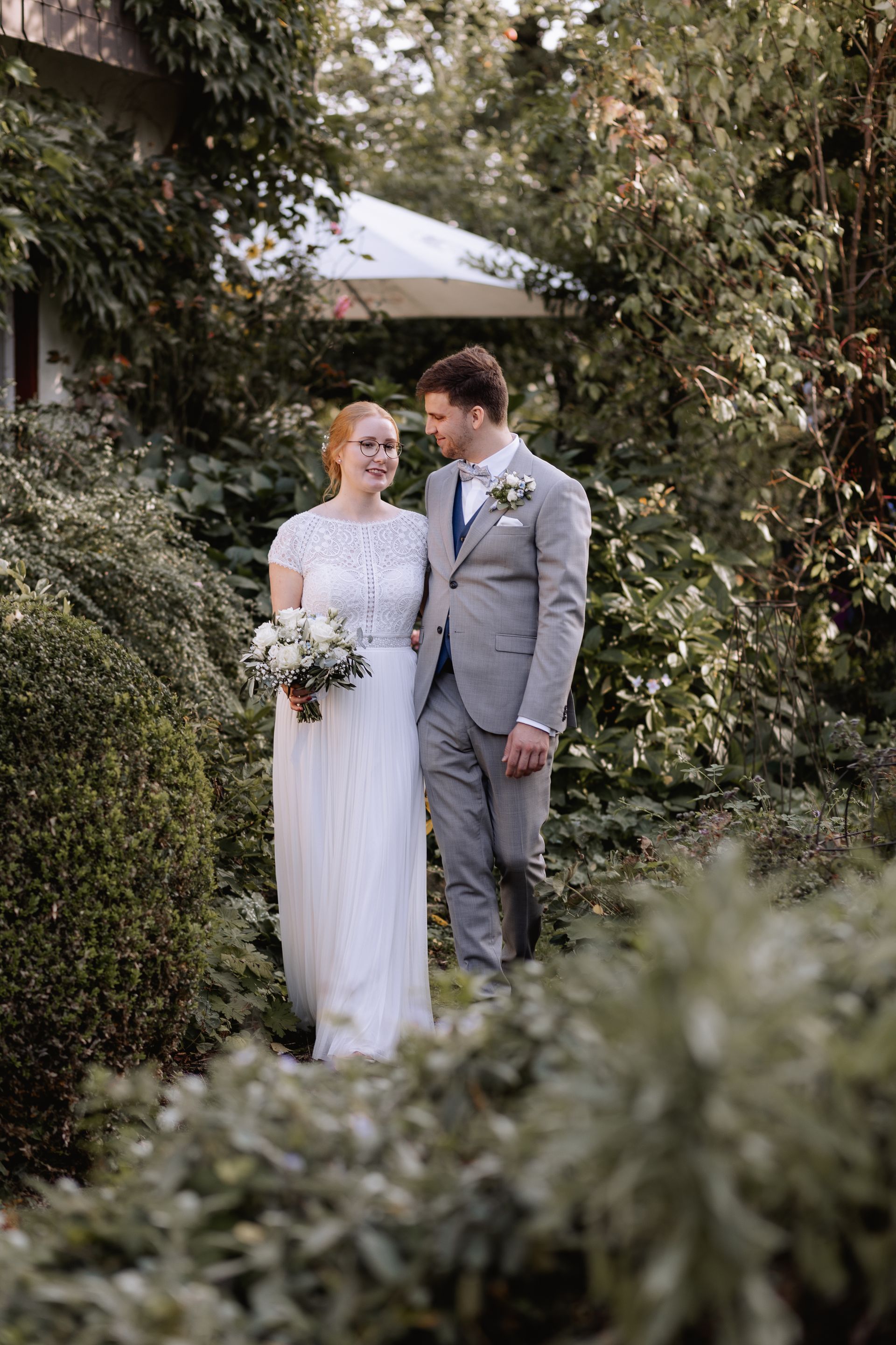 Spaziergang Brautpaar im Sonnenschein