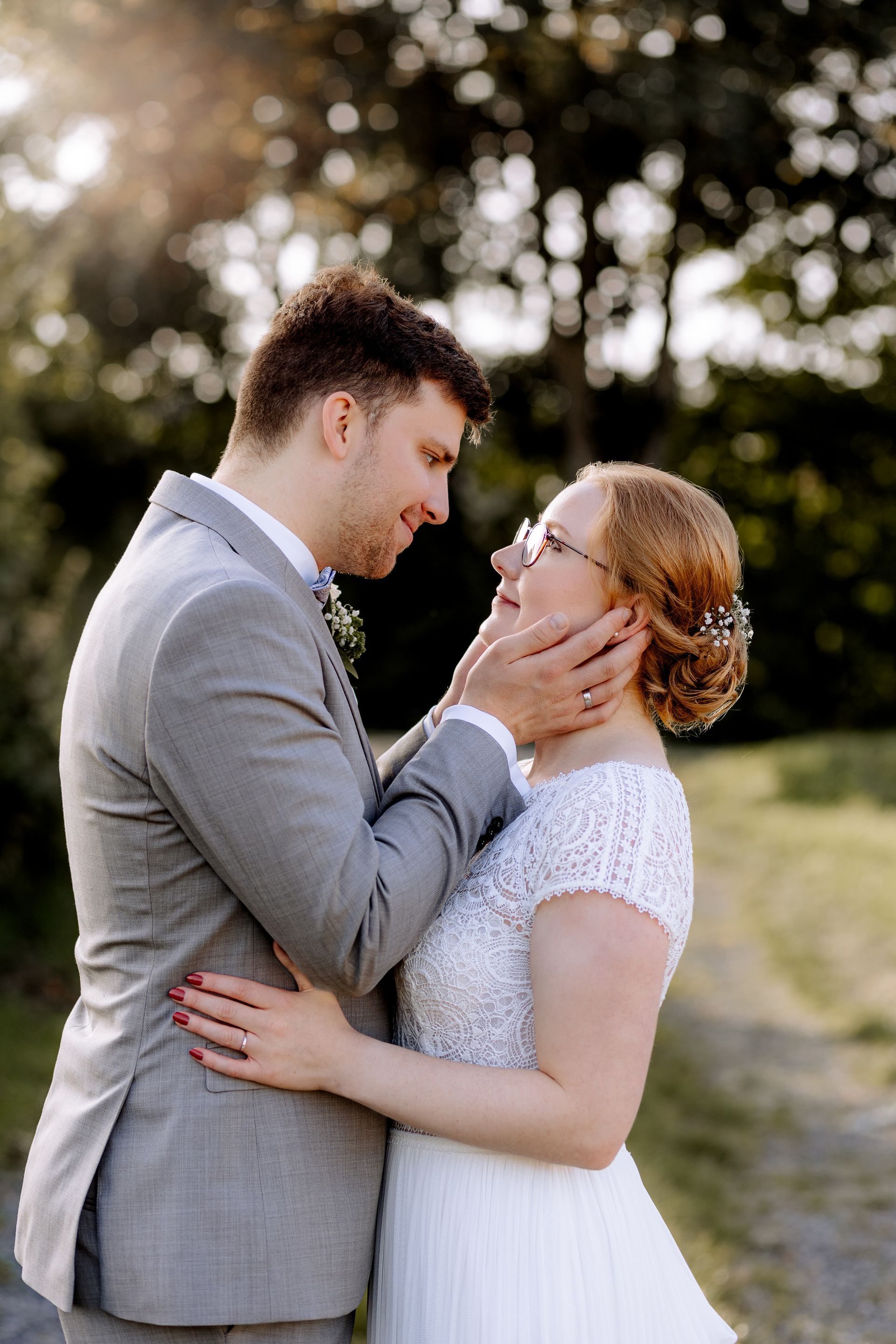 Zärtliche Momente beim Brautpaar Fotoshooting