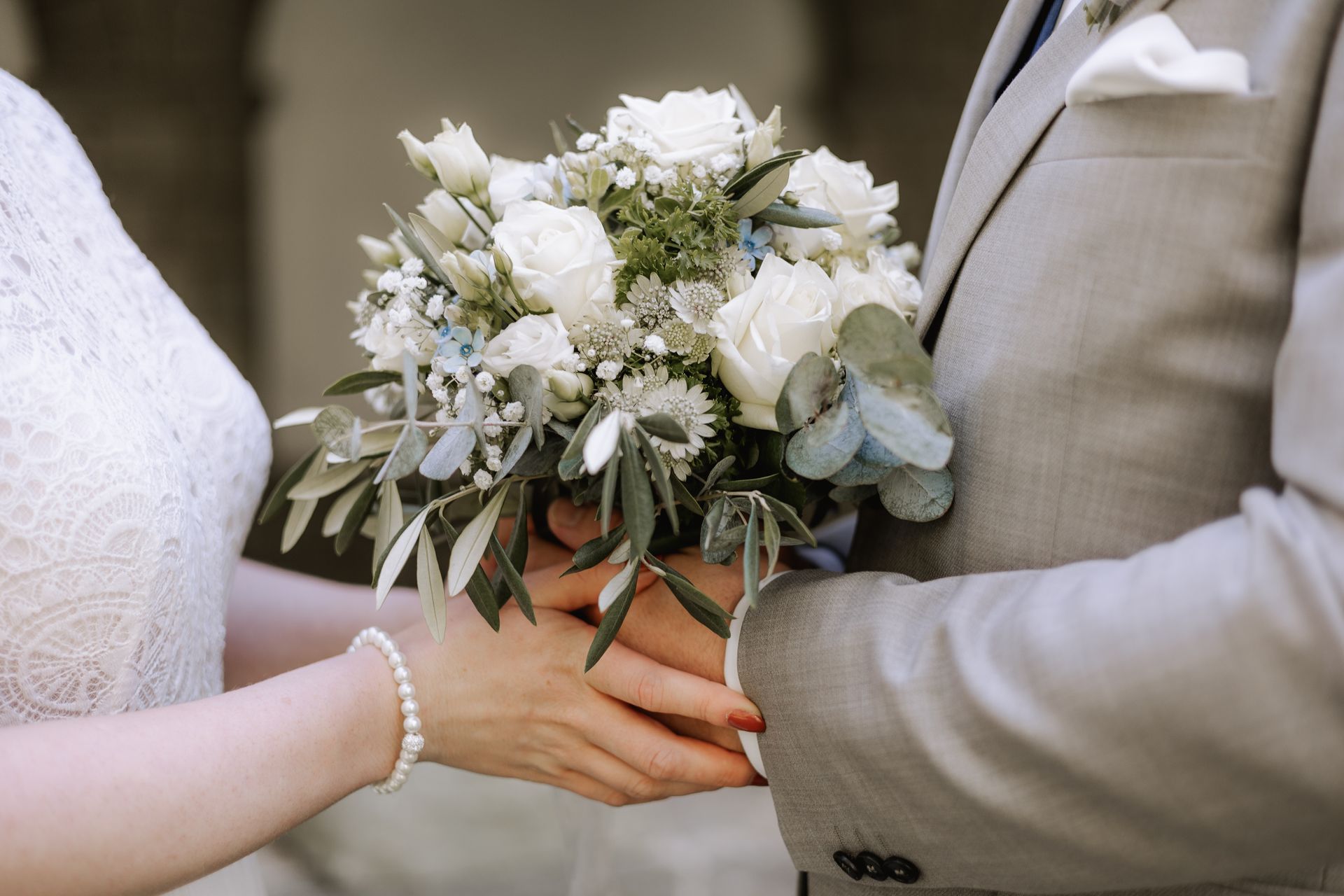 Der Bräutigam übergibt der Braut den Brautstrauß beim First Look