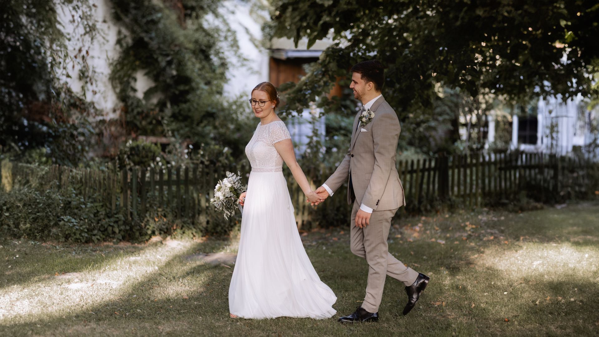 Brautpaar auf der Wiese vom Thinghof