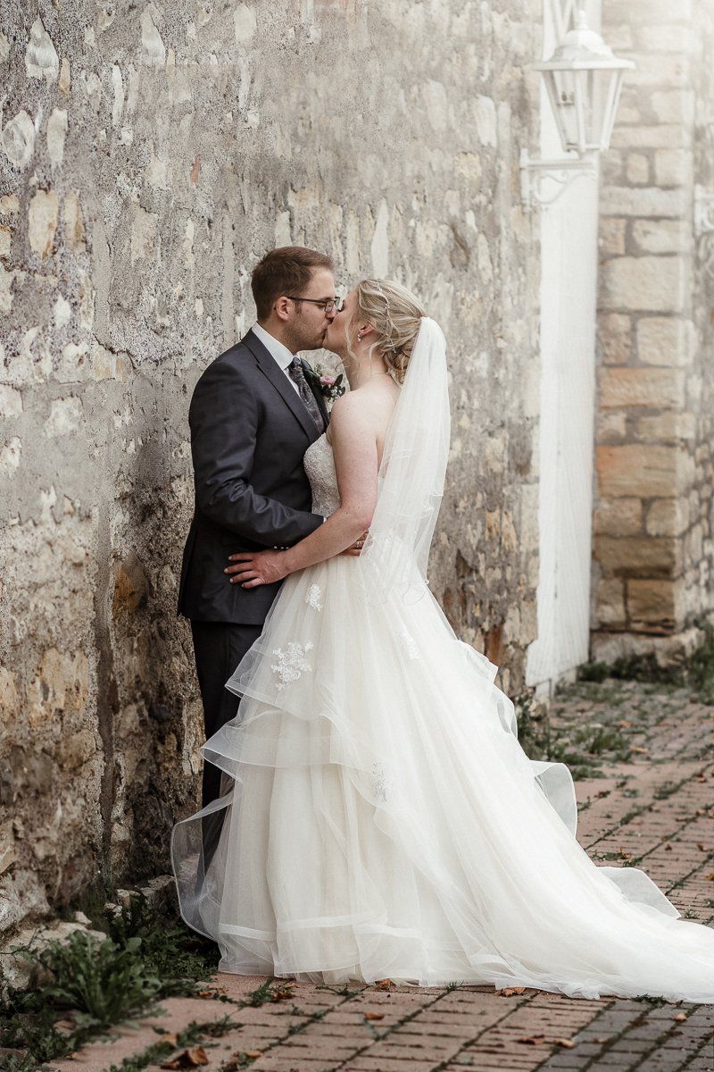 Brautpaar küssend Haus Delecke