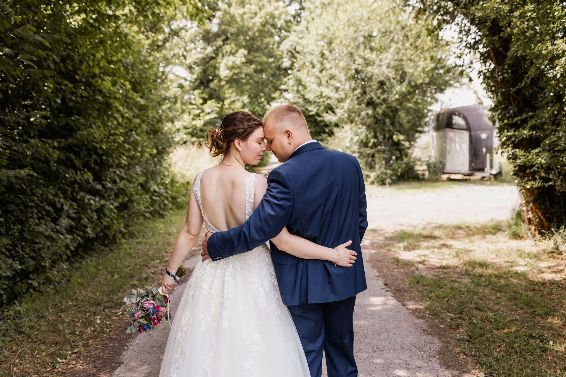 Ein romantischer Moment beim Brautpaar Fotoshooting an der Hochzeitslocation Hof Rüsse Markhof