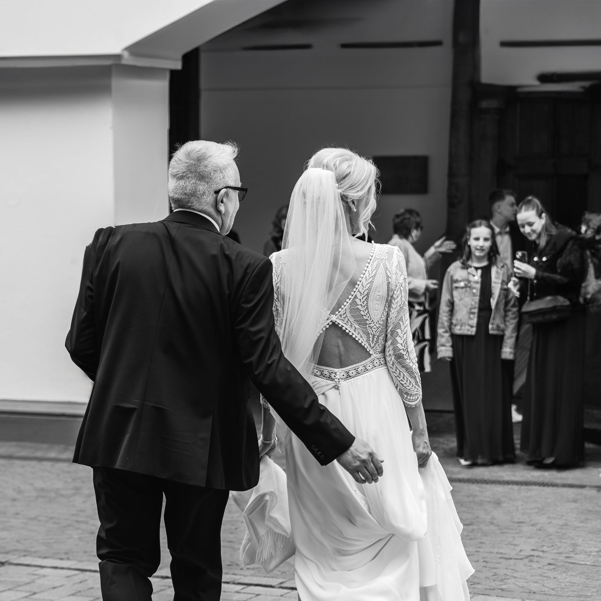 Brautpaar auf dem Weg zur standesamtlichen Hochzeit in Soest
